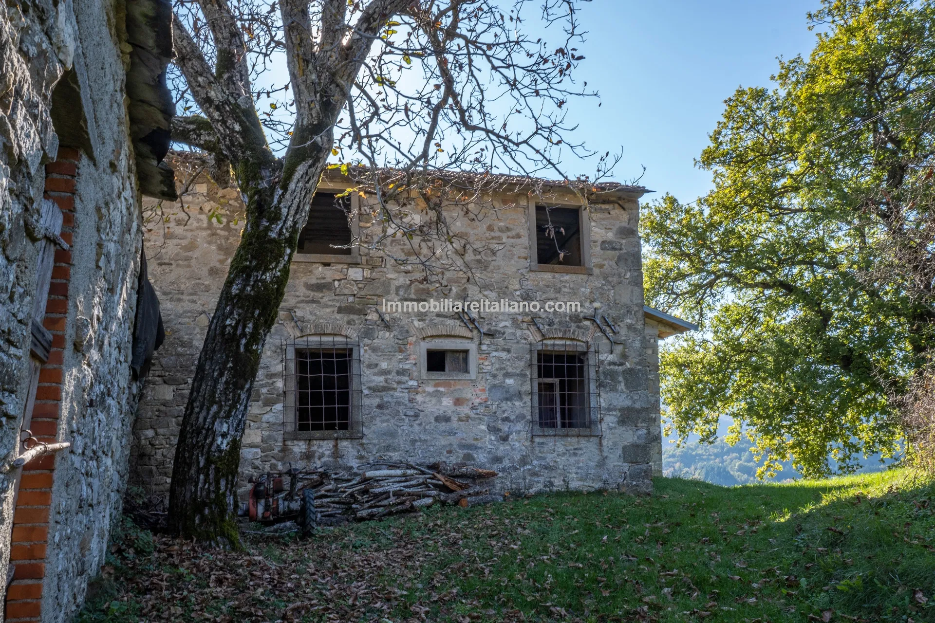 Tuscan Country House with Redevelopment Prospects in Caprese Michelangelo - View image 16 of 51