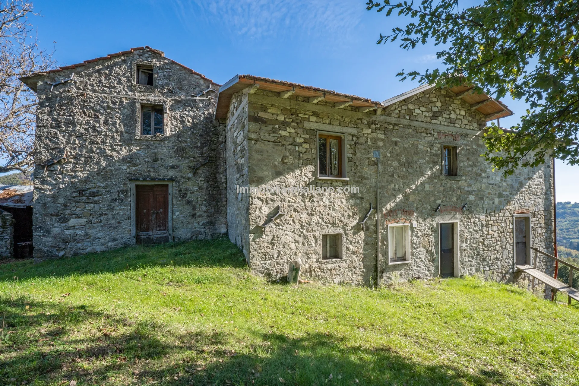 Tuscan Country House with Redevelopment Prospects in Caprese Michelangelo - View image 17 of 51
