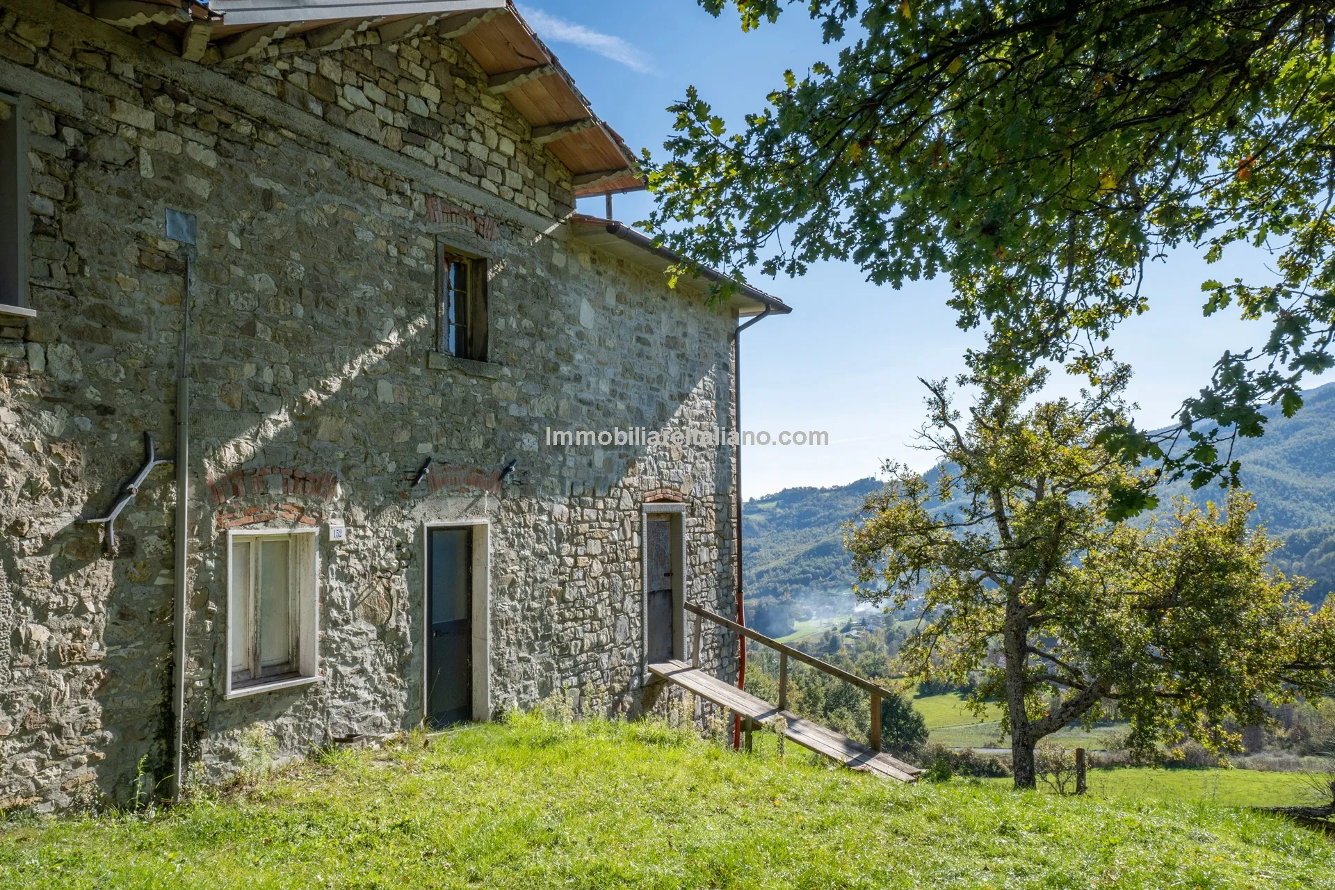 Tuscan Country House with Redevelopment Prospects in Caprese Michelangelo - View image 18 of 51