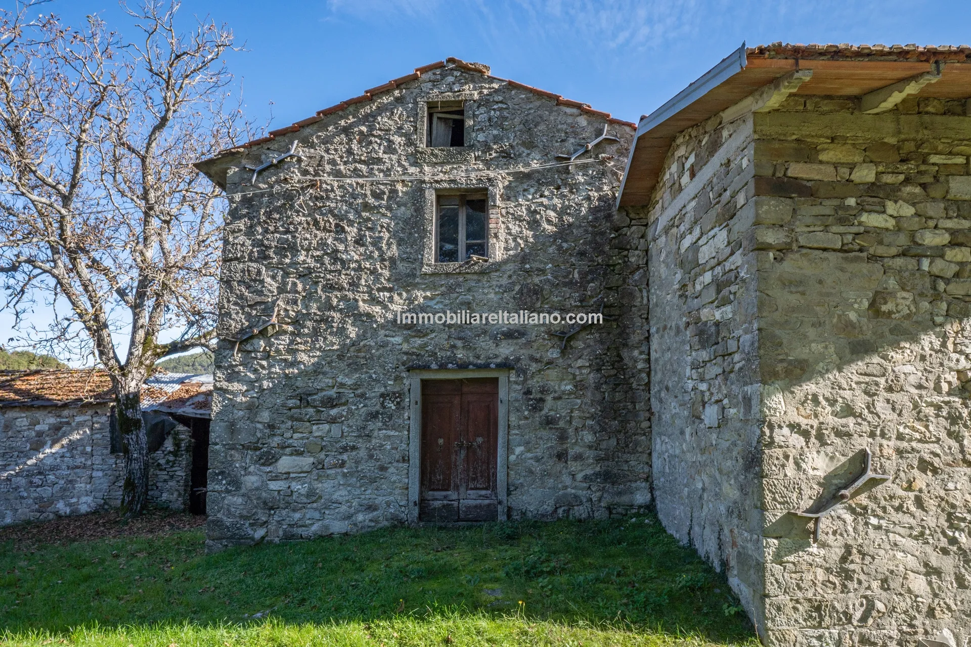 Tuscan Country House with Redevelopment Prospects in Caprese Michelangelo - View image 19 of 51