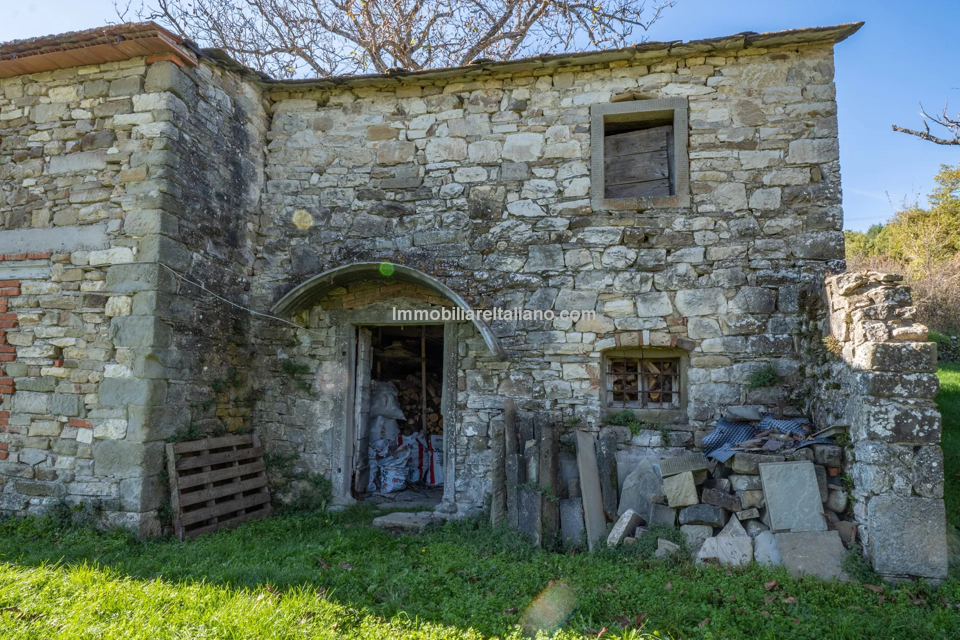 Tuscan Country House with Redevelopment Prospects in Caprese Michelangelo - View image 23 of 51