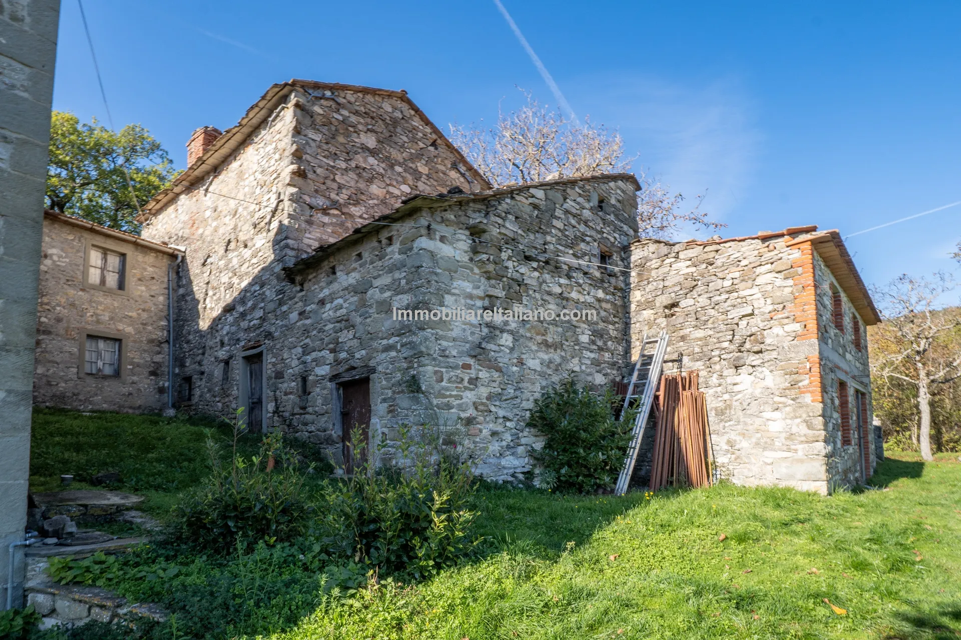 Tuscan Country House with Redevelopment Prospects in Caprese Michelangelo - View image 24 of 51