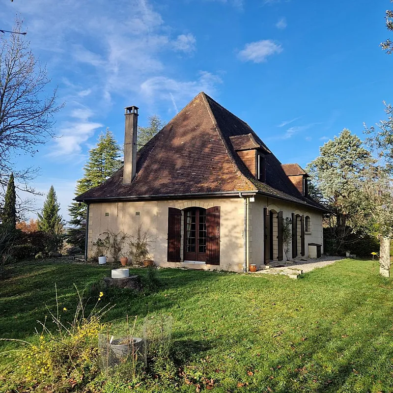 1970s French Home with Expansive Garden and Versatile Layout in Le Bugue
