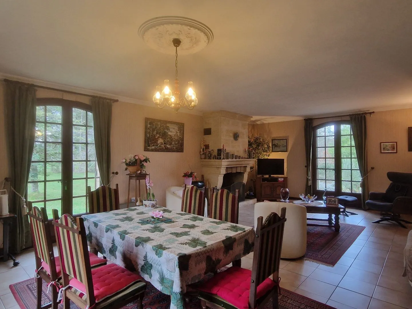 1970s French Home with Expansive Garden and Versatile Layout in Le Bugue - View image 7 of 24