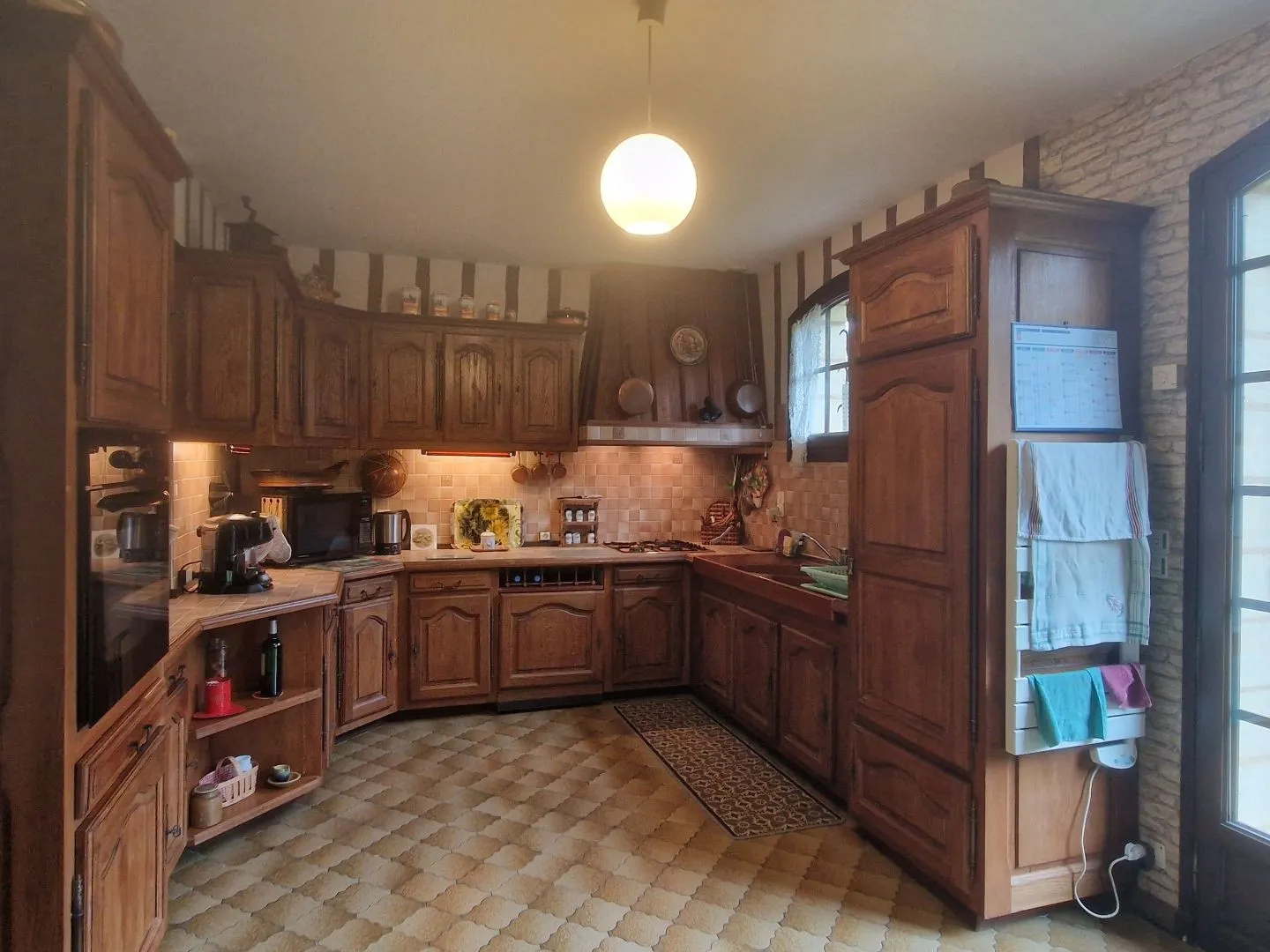 1970s French Home with Expansive Garden and Versatile Layout in Le Bugue - View image 9 of 24