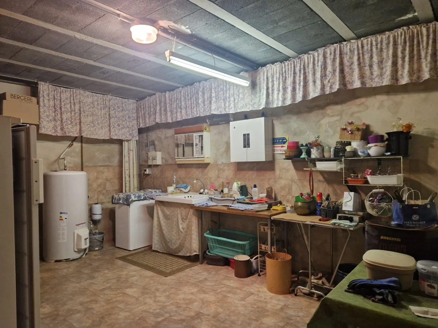 1970s French Home with Expansive Garden and Versatile Layout in Le Bugue - View image 18 of 24