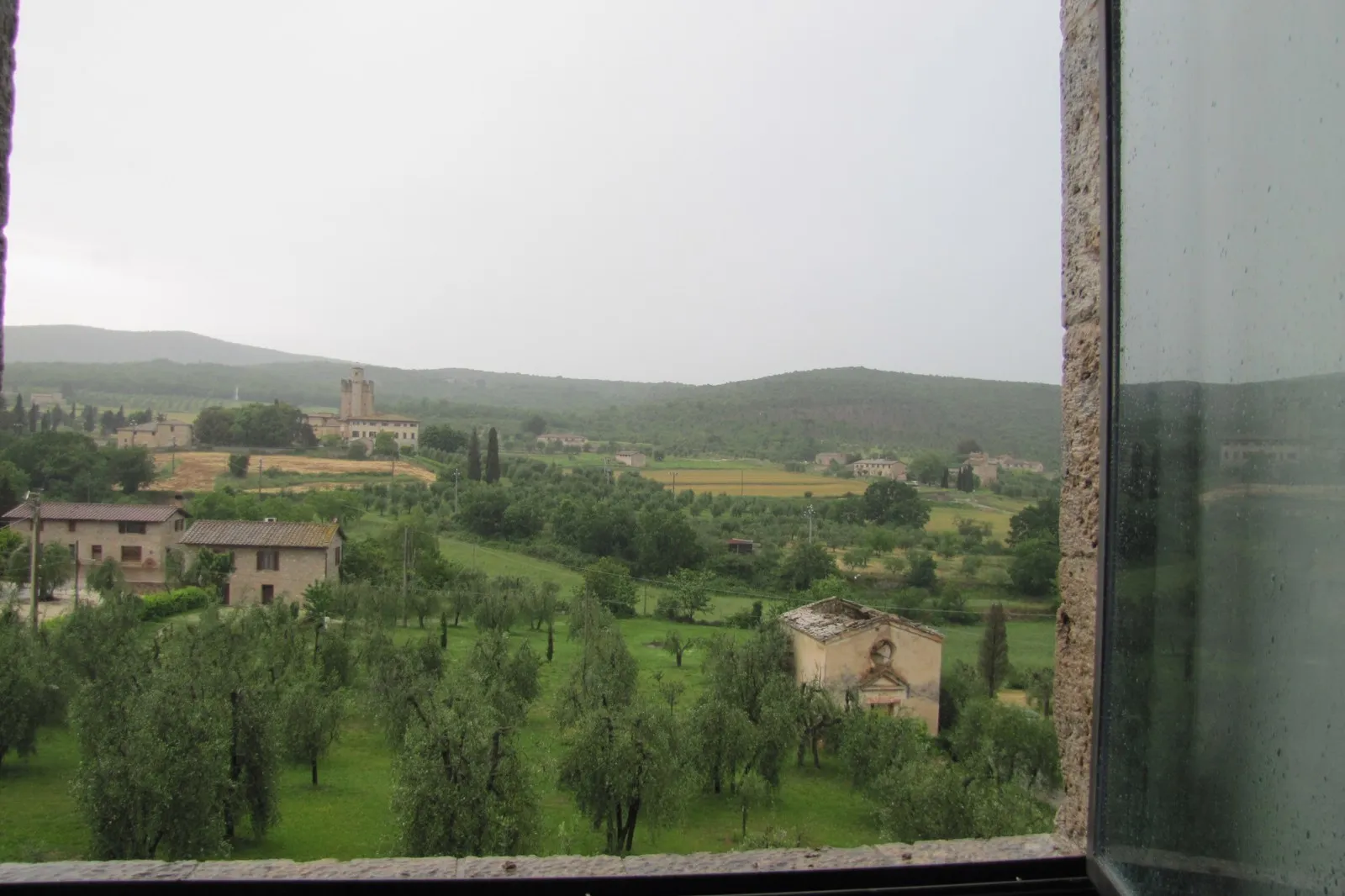 Historic 5-Bedroom Tower House with Roof Terrace in Monteriggioni, Tuscany - Image 2