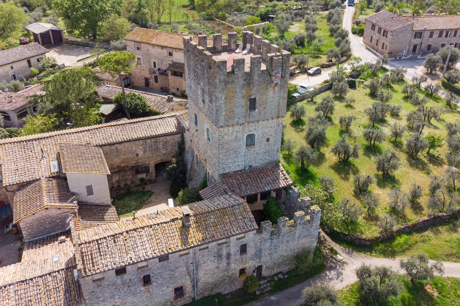Historic 5-Bedroom Tower House with Roof Terrace in Monteriggioni, Tuscany - Image 3