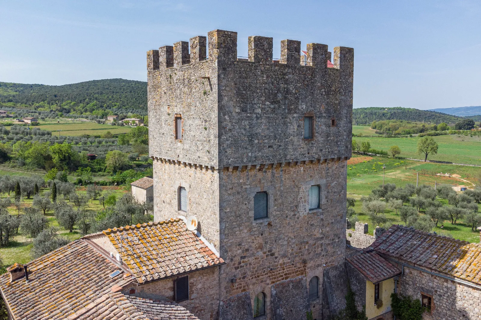 Historic 5-Bedroom Tower House with Roof Terrace in Monteriggioni, Tuscany - Image 4