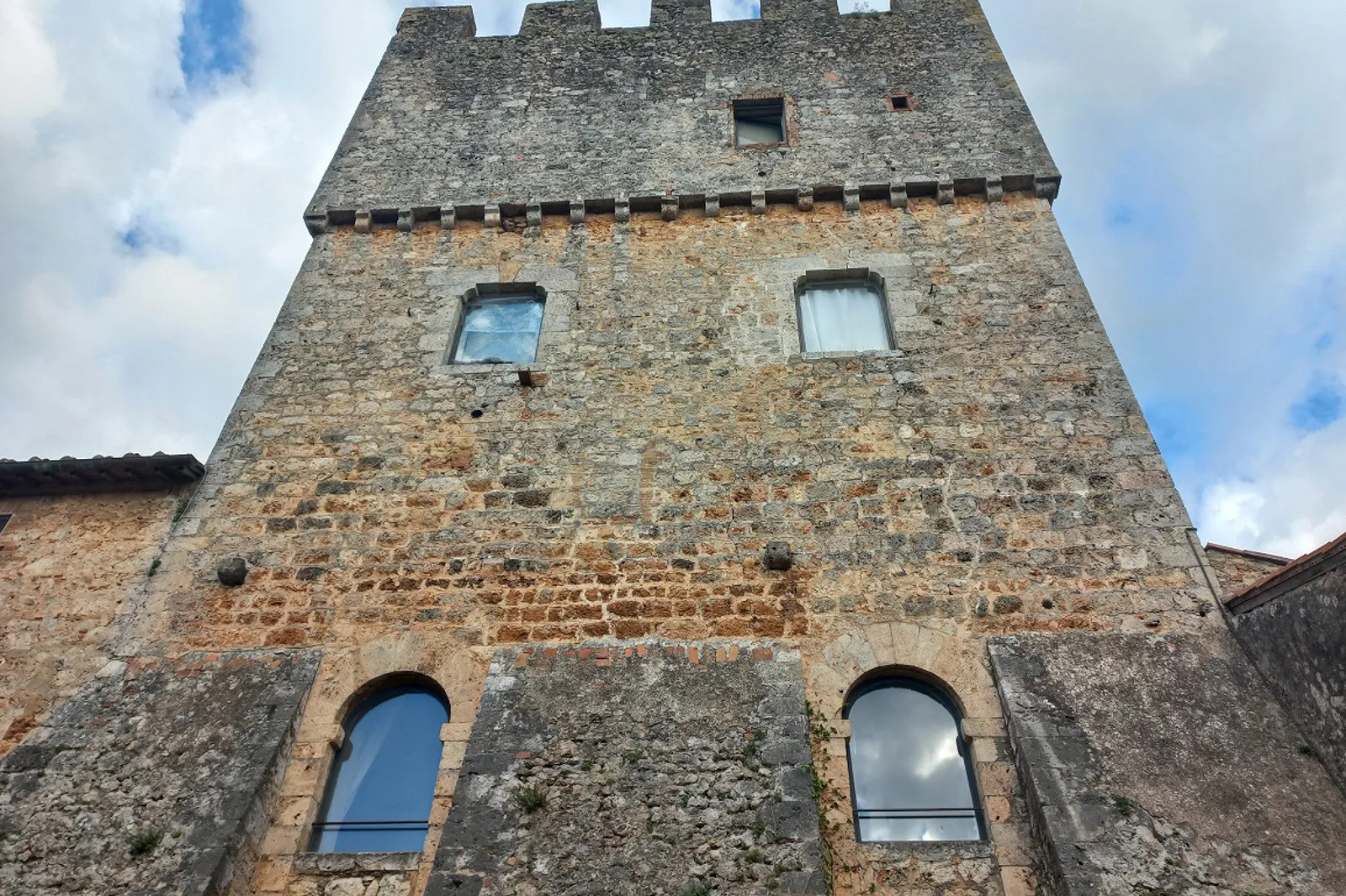 Historic 5-Bedroom Tower House with Roof Terrace in Monteriggioni, Tuscany - View image 7 of 51