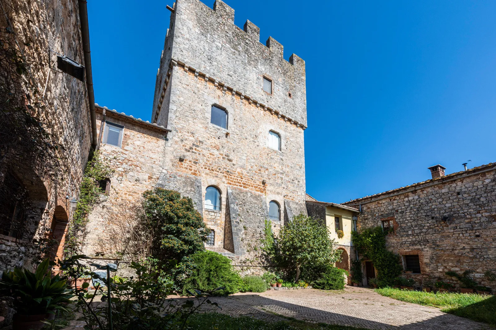 Historic 5-Bedroom Tower House with Roof Terrace in Monteriggioni, Tuscany - View image 8 of 51