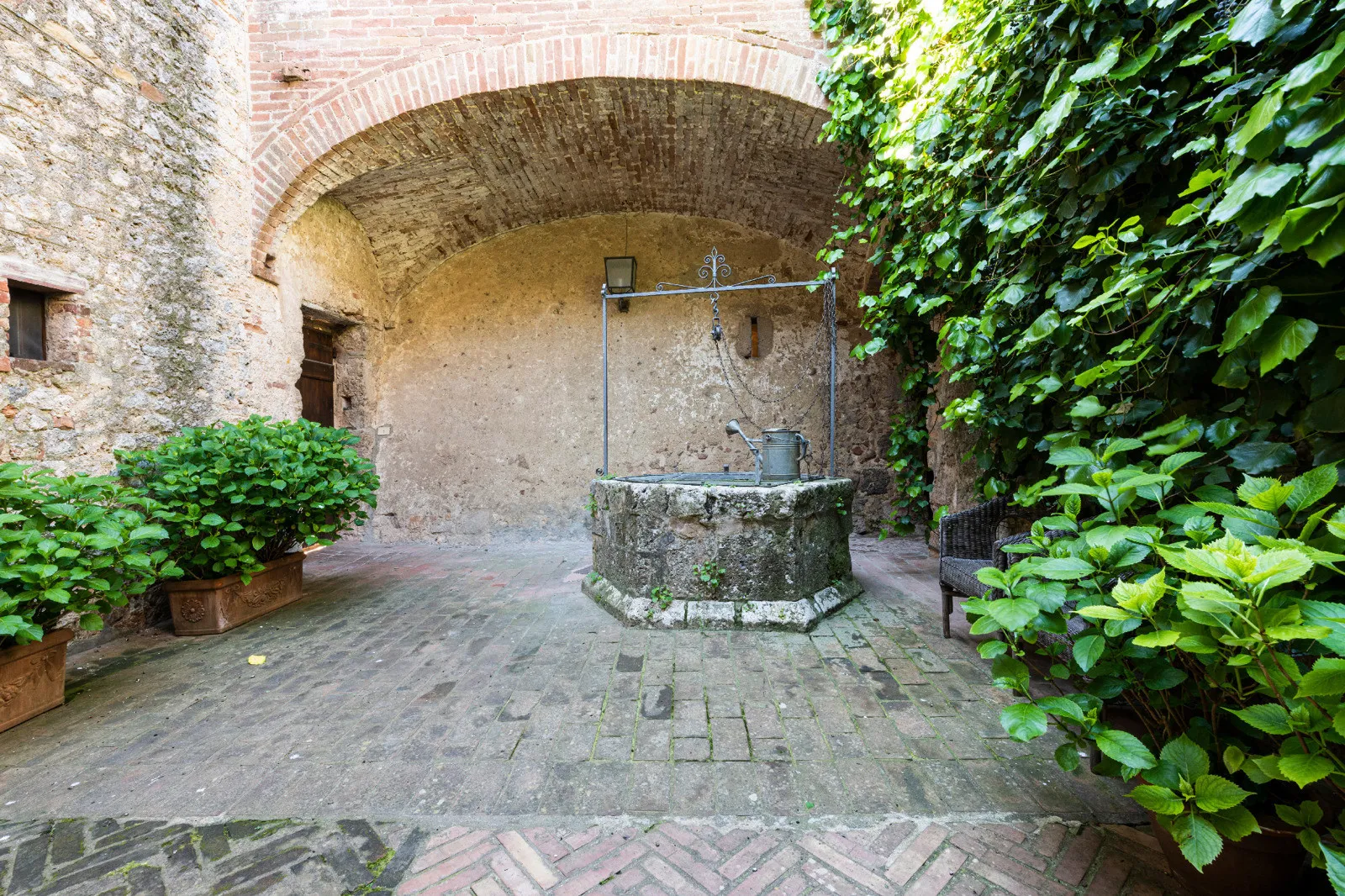 Historic 5-Bedroom Tower House with Roof Terrace in Monteriggioni, Tuscany - View image 9 of 51
