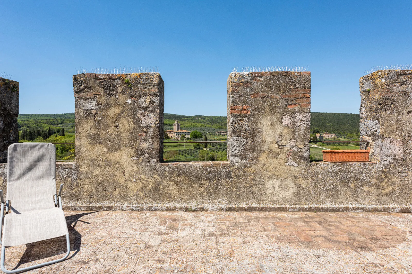 Historic 5-Bedroom Tower House with Roof Terrace in Monteriggioni, Tuscany - View image 10 of 51