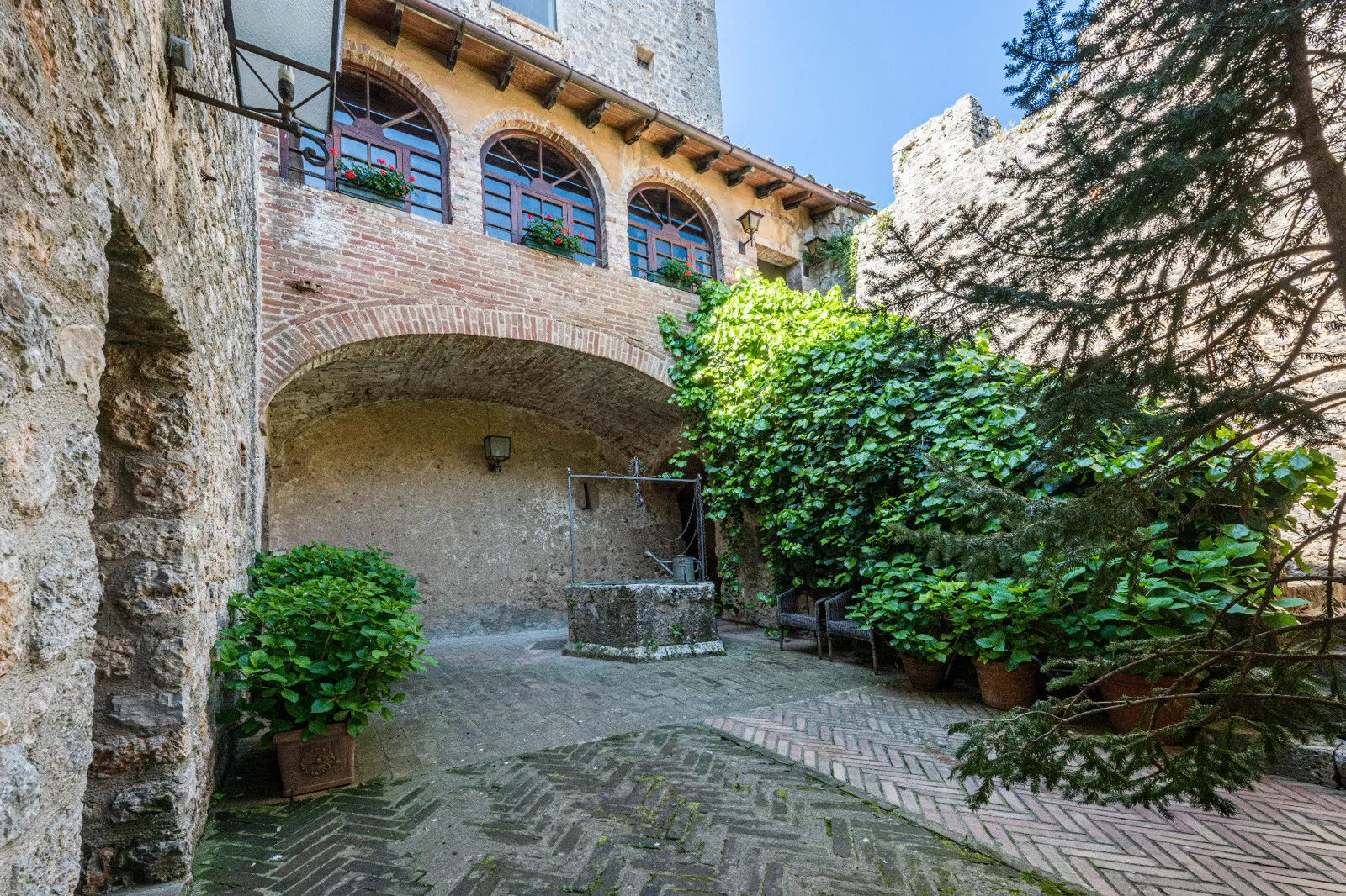 Historic 5-Bedroom Tower House with Roof Terrace in Monteriggioni, Tuscany - View image 11 of 51