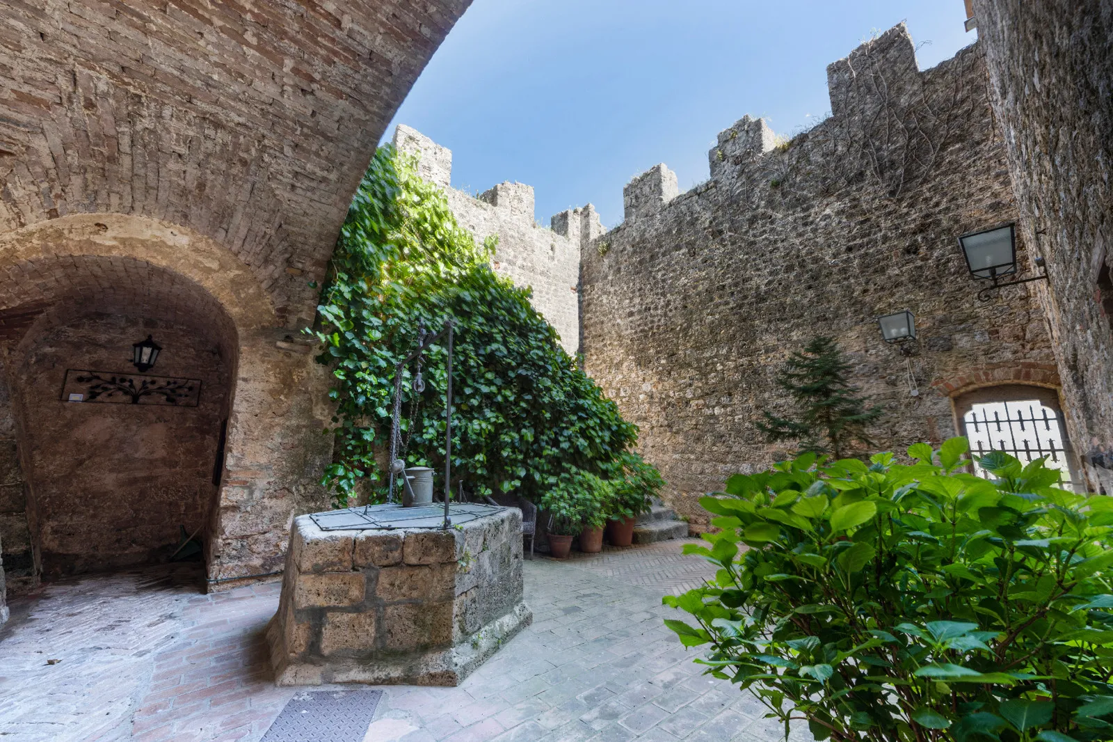 Historic 5-Bedroom Tower House with Roof Terrace in Monteriggioni, Tuscany - View image 12 of 51
