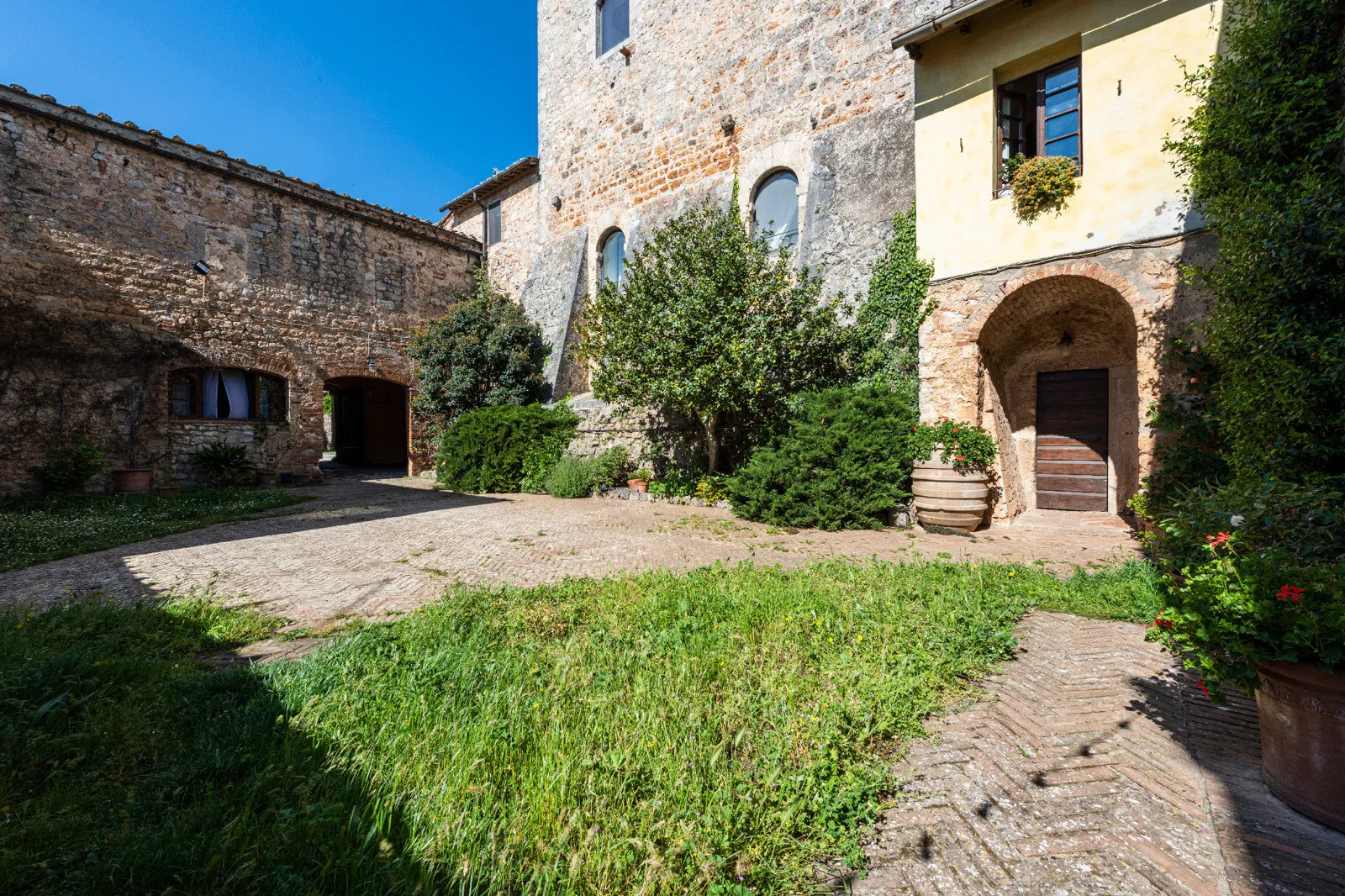 Historic 5-Bedroom Tower House with Roof Terrace in Monteriggioni, Tuscany - View image 15 of 51