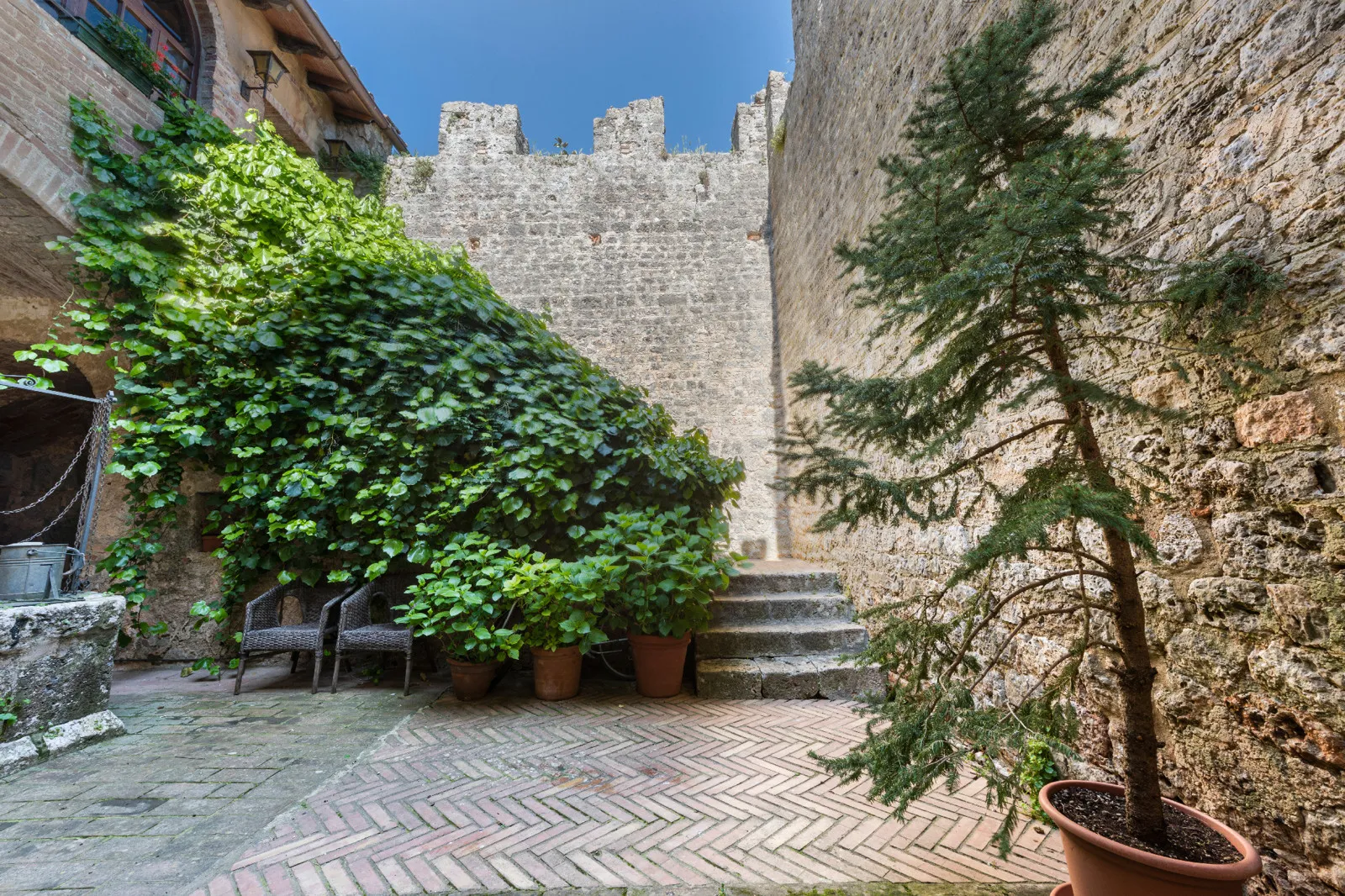 Historic 5-Bedroom Tower House with Roof Terrace in Monteriggioni, Tuscany - View image 20 of 51