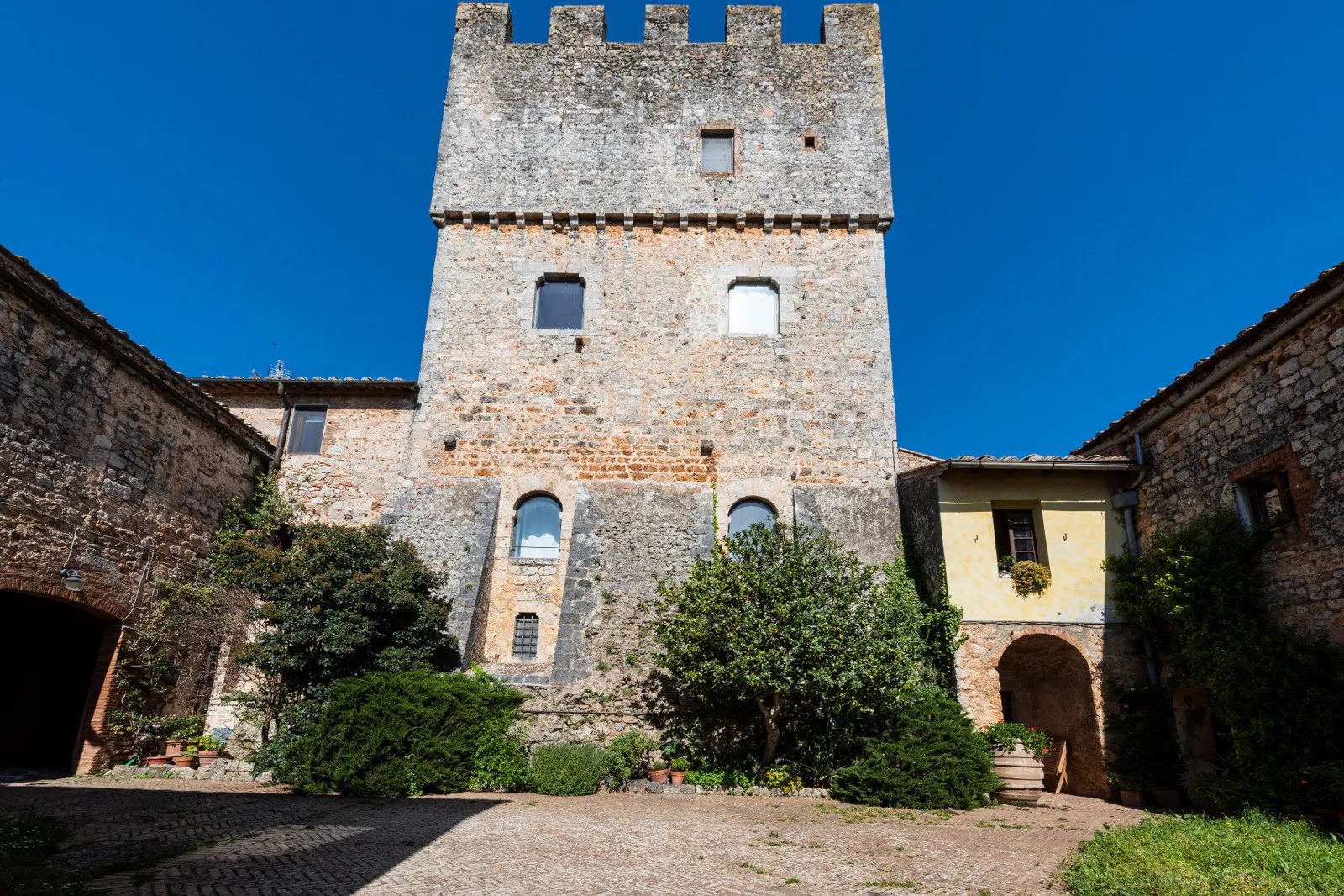 Historic 5-Bedroom Tower House with Roof Terrace in Monteriggioni, Tuscany - View image 22 of 51
