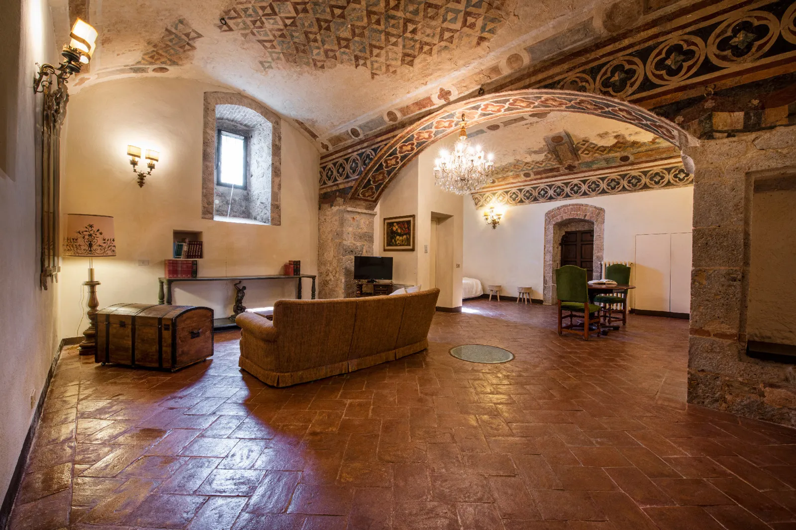 Historic 5-Bedroom Tower House with Roof Terrace in Monteriggioni, Tuscany - View image 25 of 51