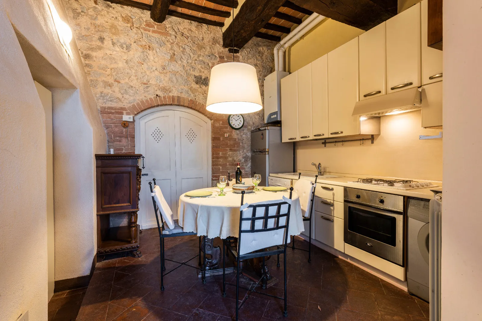 Historic 5-Bedroom Tower House with Roof Terrace in Monteriggioni, Tuscany - View image 27 of 51