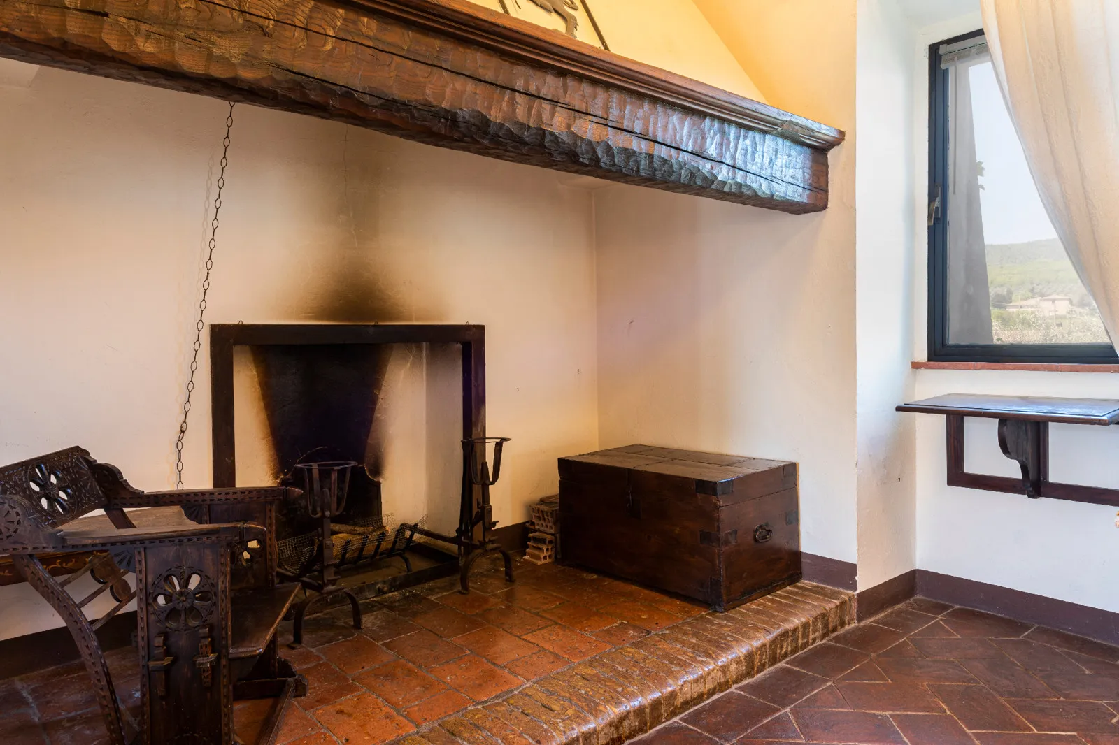 Historic 5-Bedroom Tower House with Roof Terrace in Monteriggioni, Tuscany - View image 28 of 51