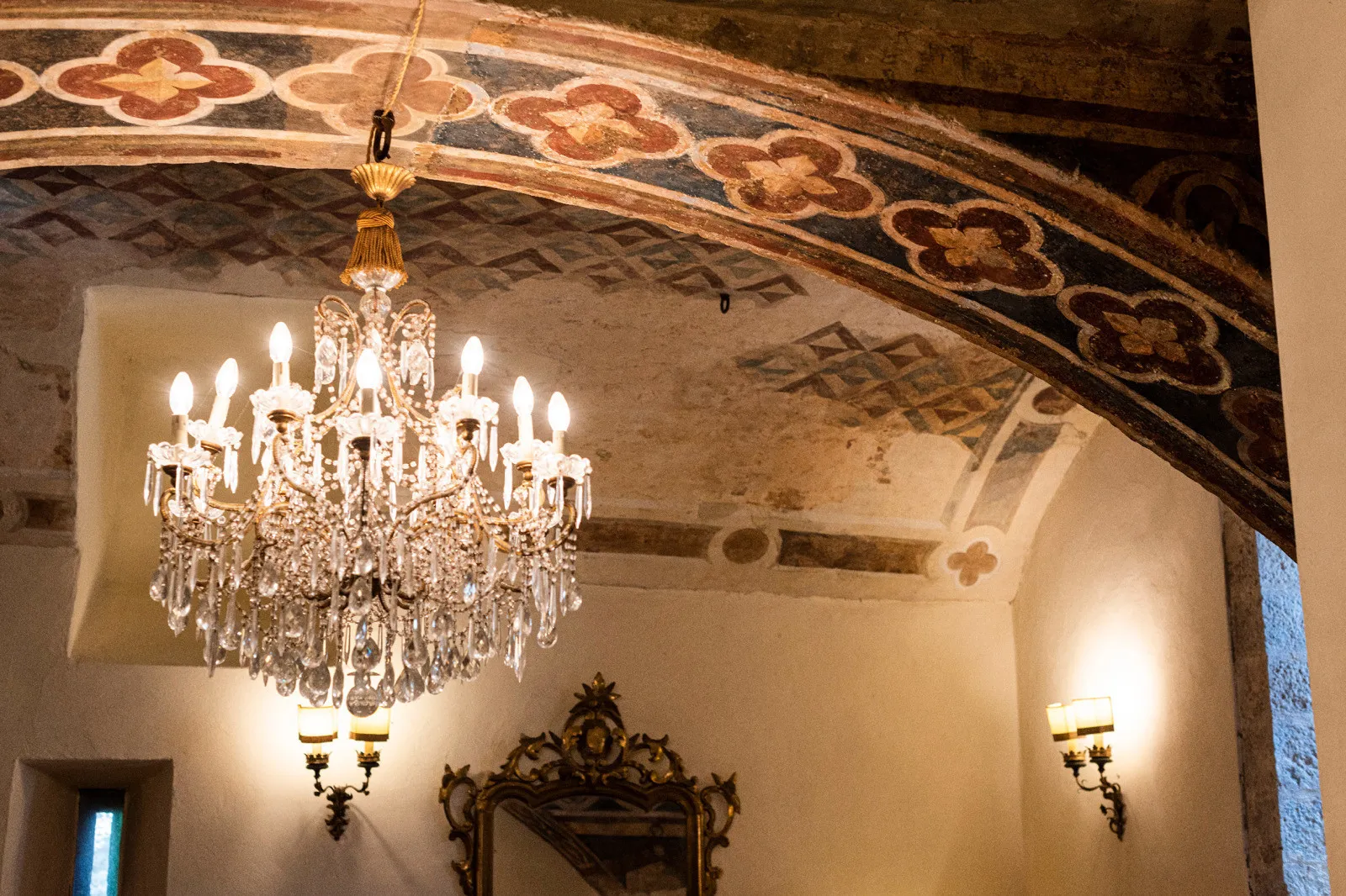 Historic 5-Bedroom Tower House with Roof Terrace in Monteriggioni, Tuscany - View image 29 of 51