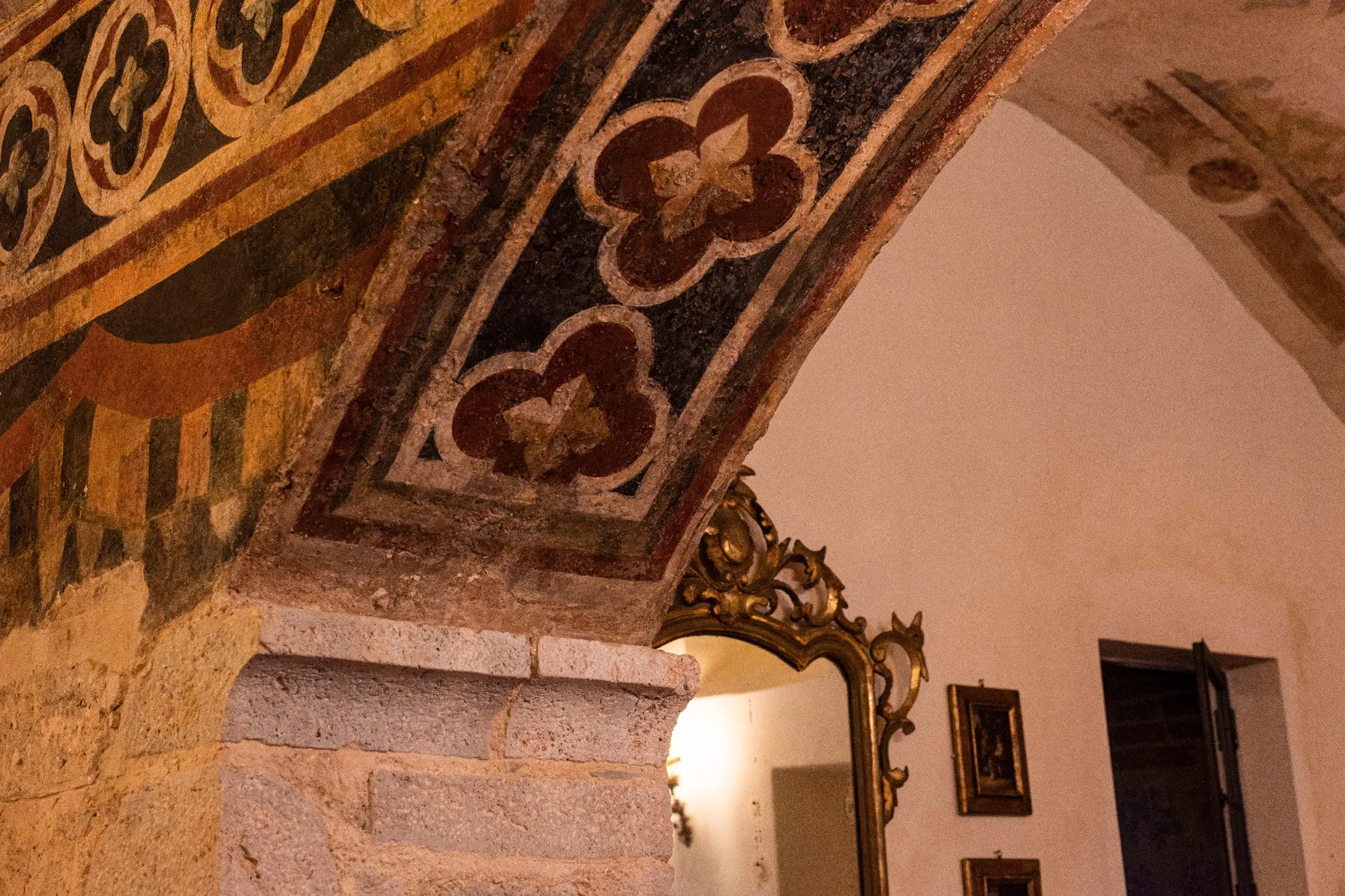 Historic 5-Bedroom Tower House with Roof Terrace in Monteriggioni, Tuscany - View image 30 of 51