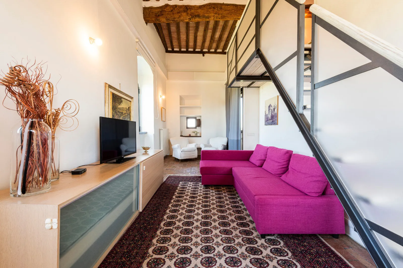 Historic 5-Bedroom Tower House with Roof Terrace in Monteriggioni, Tuscany - View image 31 of 51