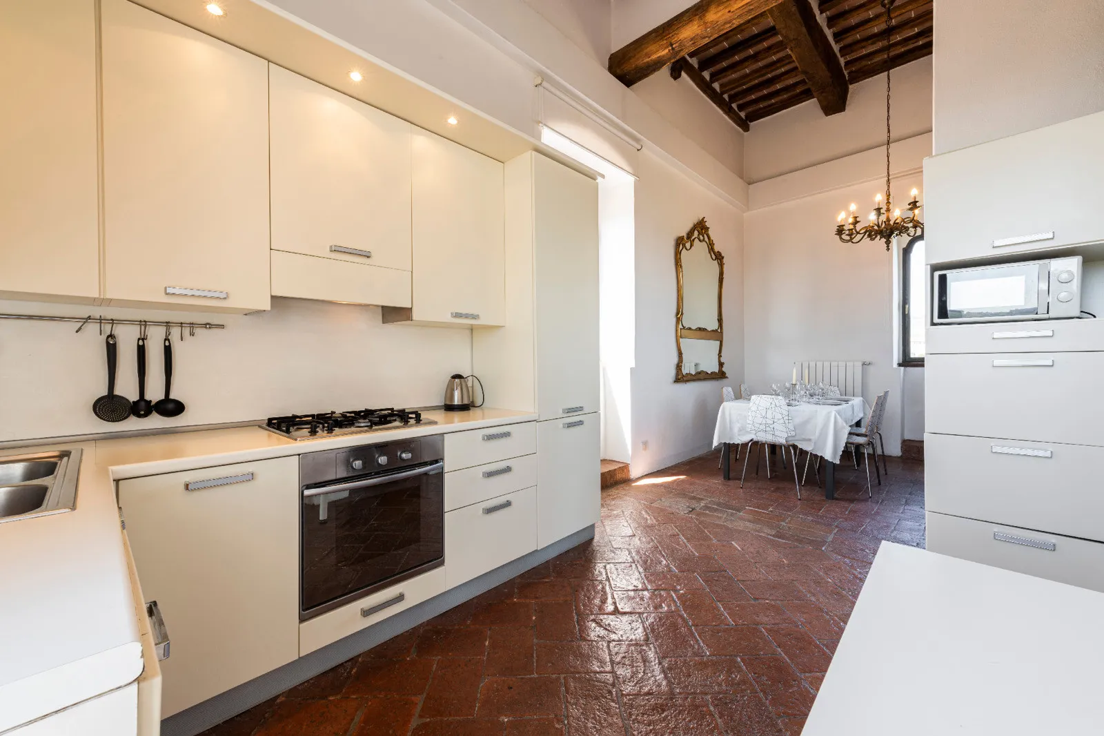 Historic 5-Bedroom Tower House with Roof Terrace in Monteriggioni, Tuscany - View image 34 of 51