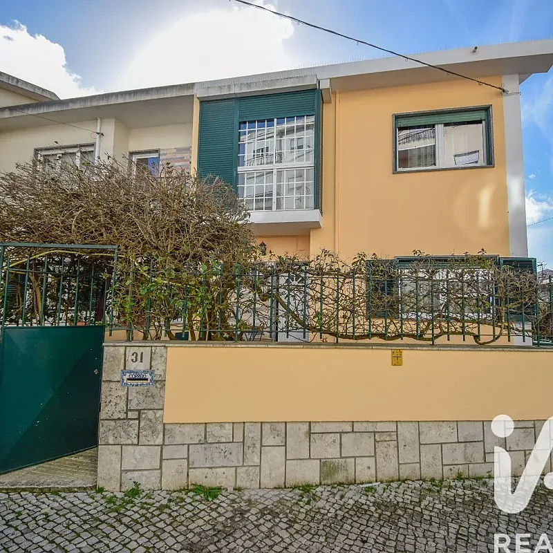 1970s Family Home with Garden and Parking in Algueirão-Mem Martins