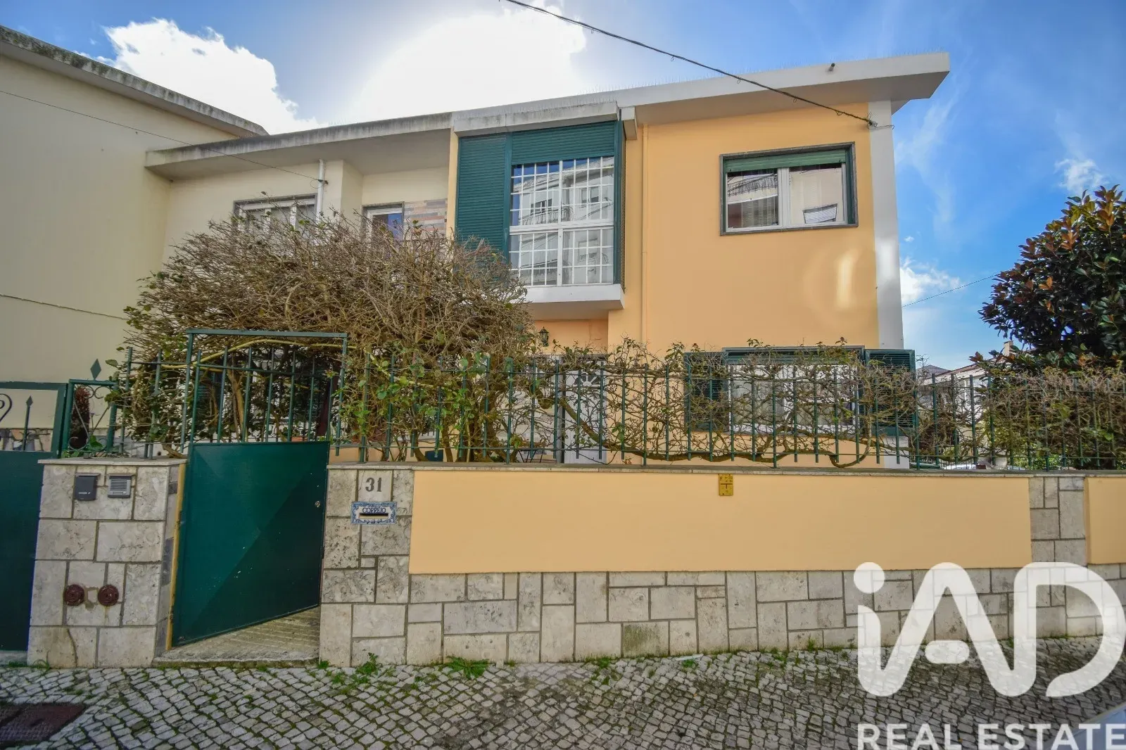 1970s Family Home with Garden and Parking in Algueirão-Mem Martins - Image 1