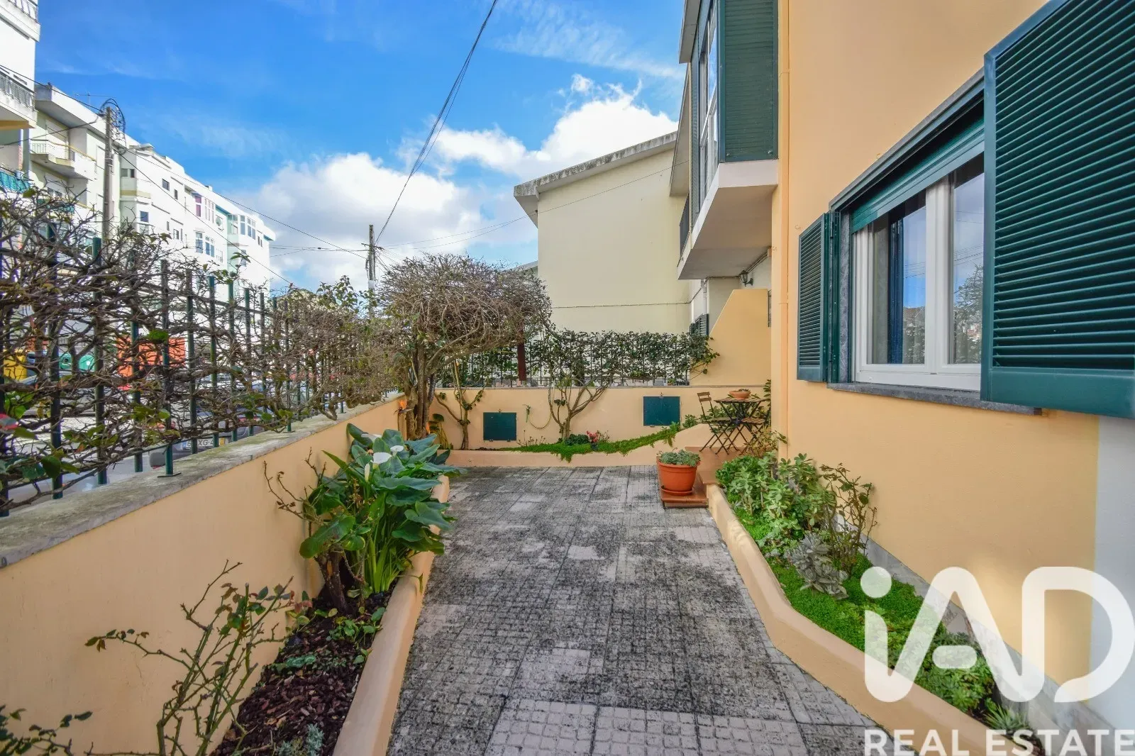 1970s Family Home with Garden and Parking in Algueirão-Mem Martins - Image 2