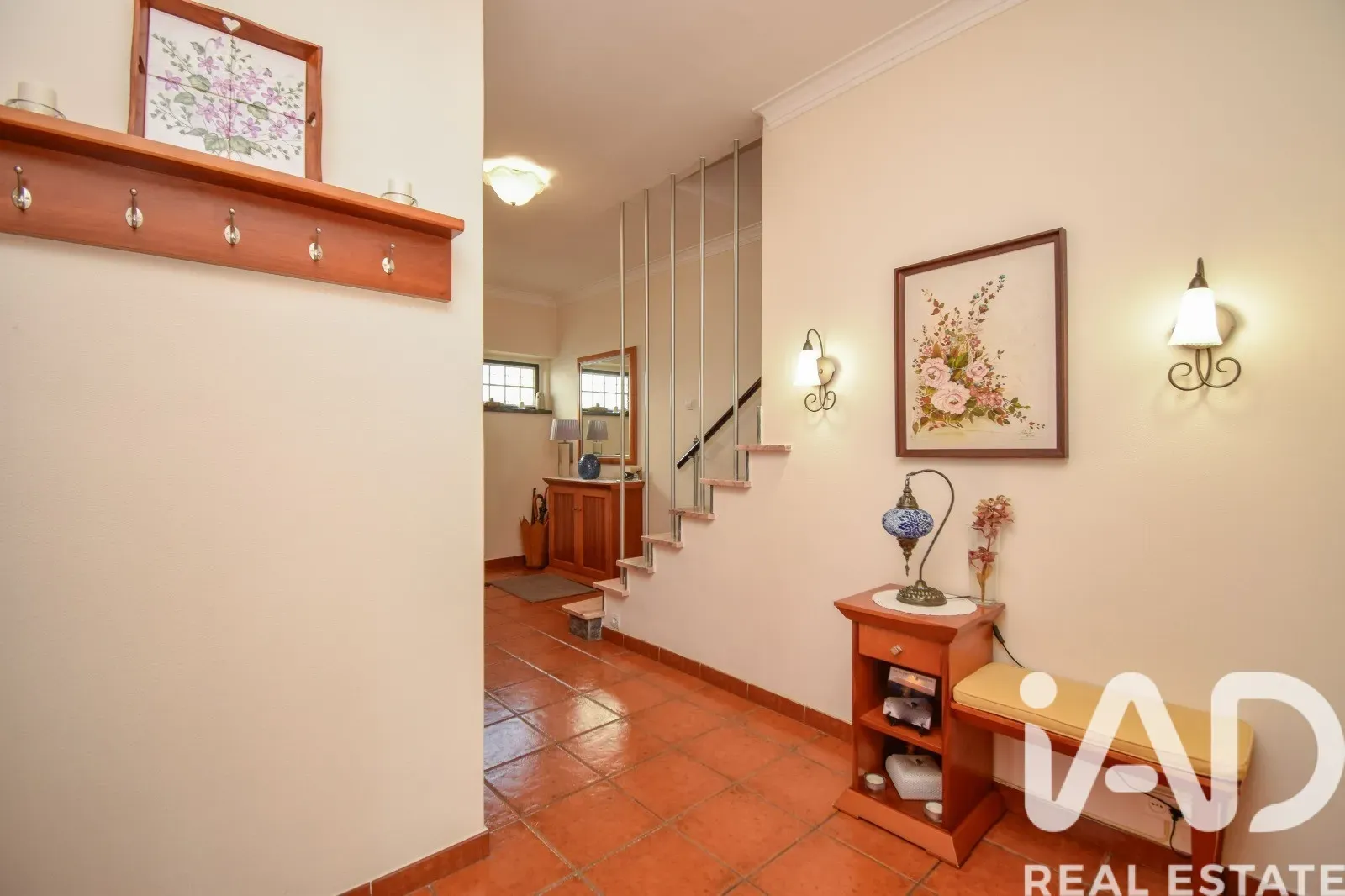 1970s Family Home with Garden and Parking in Algueirão-Mem Martins - Image 5