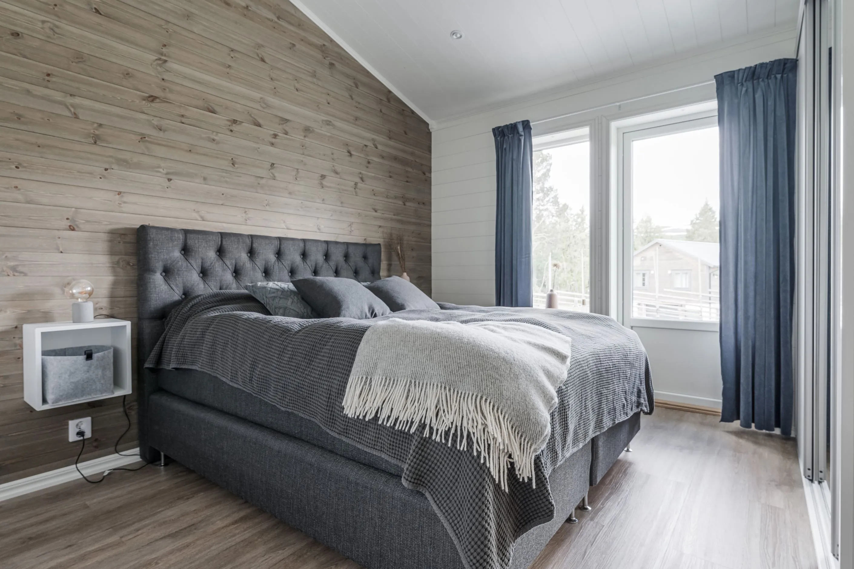 Nykyaikainen 3 makuuhuoneen huvila, jossa on laaja puutarha Bruksvallarnan maisemissa - Image 2