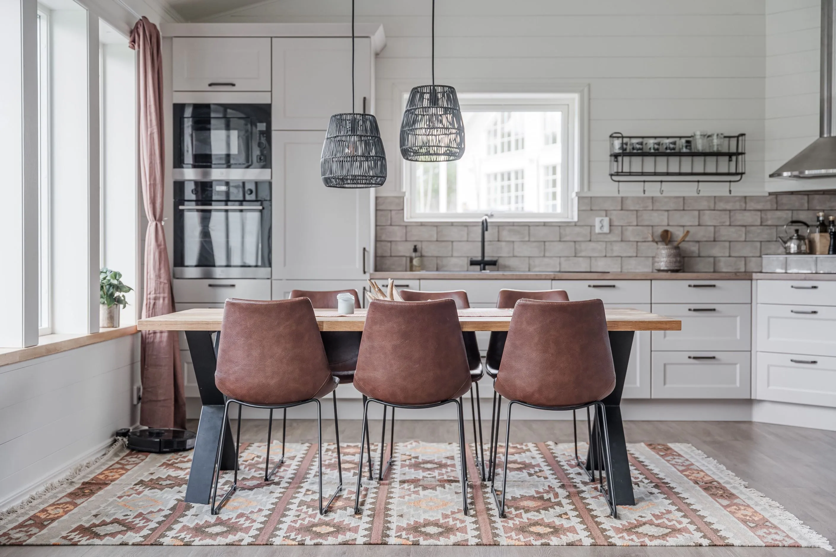 Nykyaikainen 3 makuuhuoneen huvila, jossa on laaja puutarha Bruksvallarnan maisemissa - Image 3