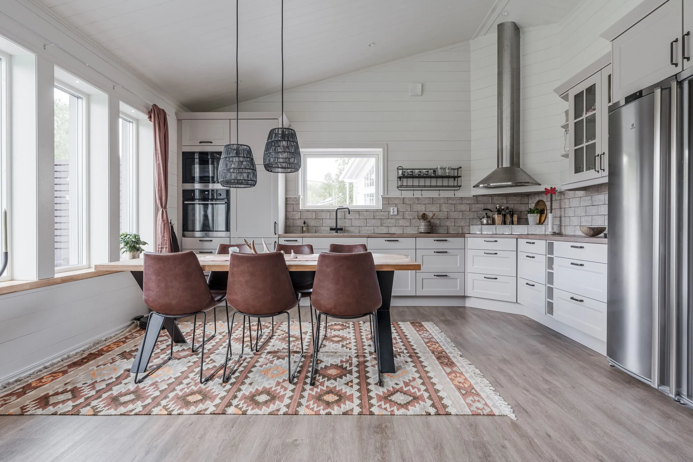 Nykyaikainen 3 makuuhuoneen huvila, jossa on laaja puutarha Bruksvallarnan maisemissa - Image 4