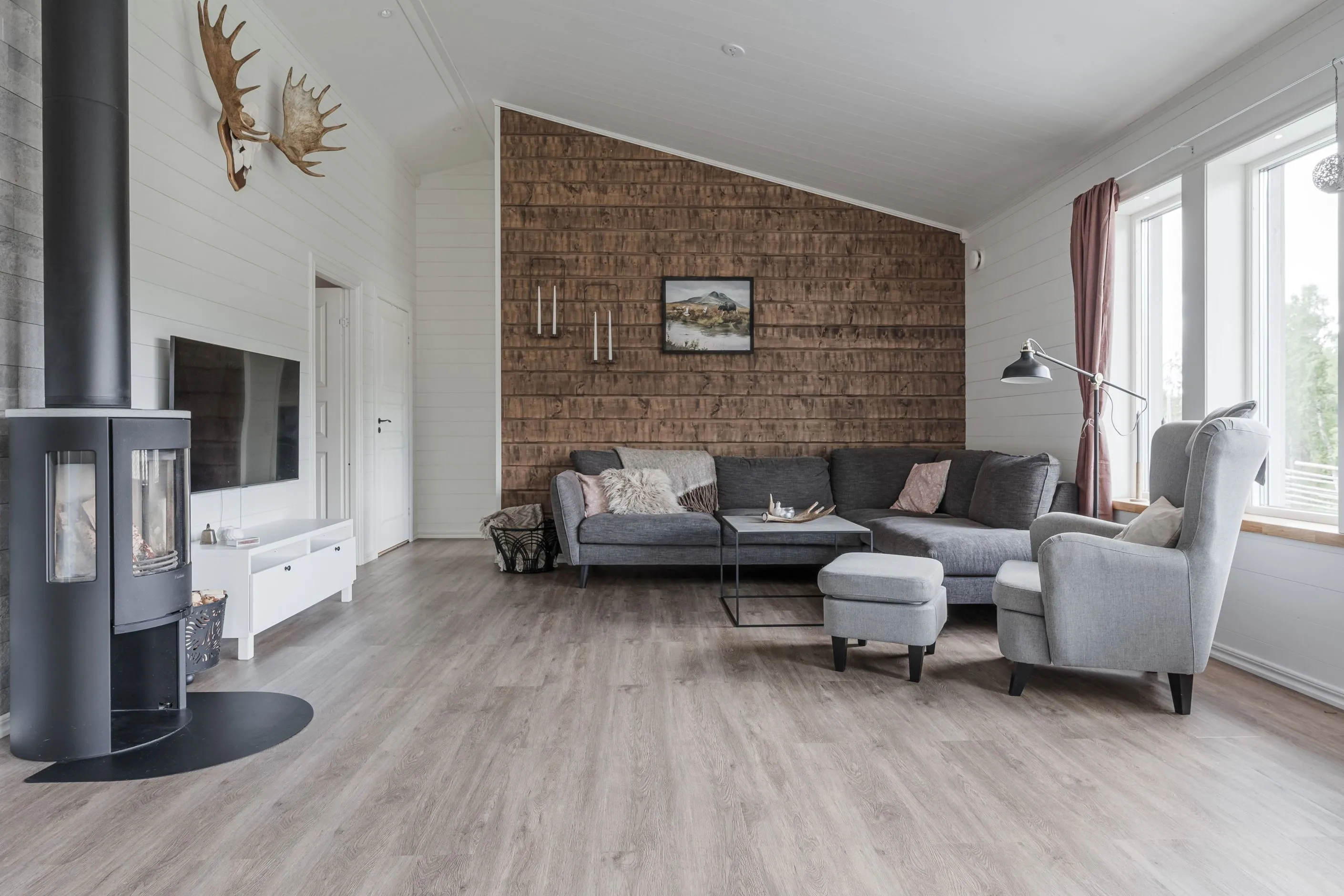 Nykyaikainen 3 makuuhuoneen huvila, jossa on laaja puutarha Bruksvallarnan maisemissa - Image 5