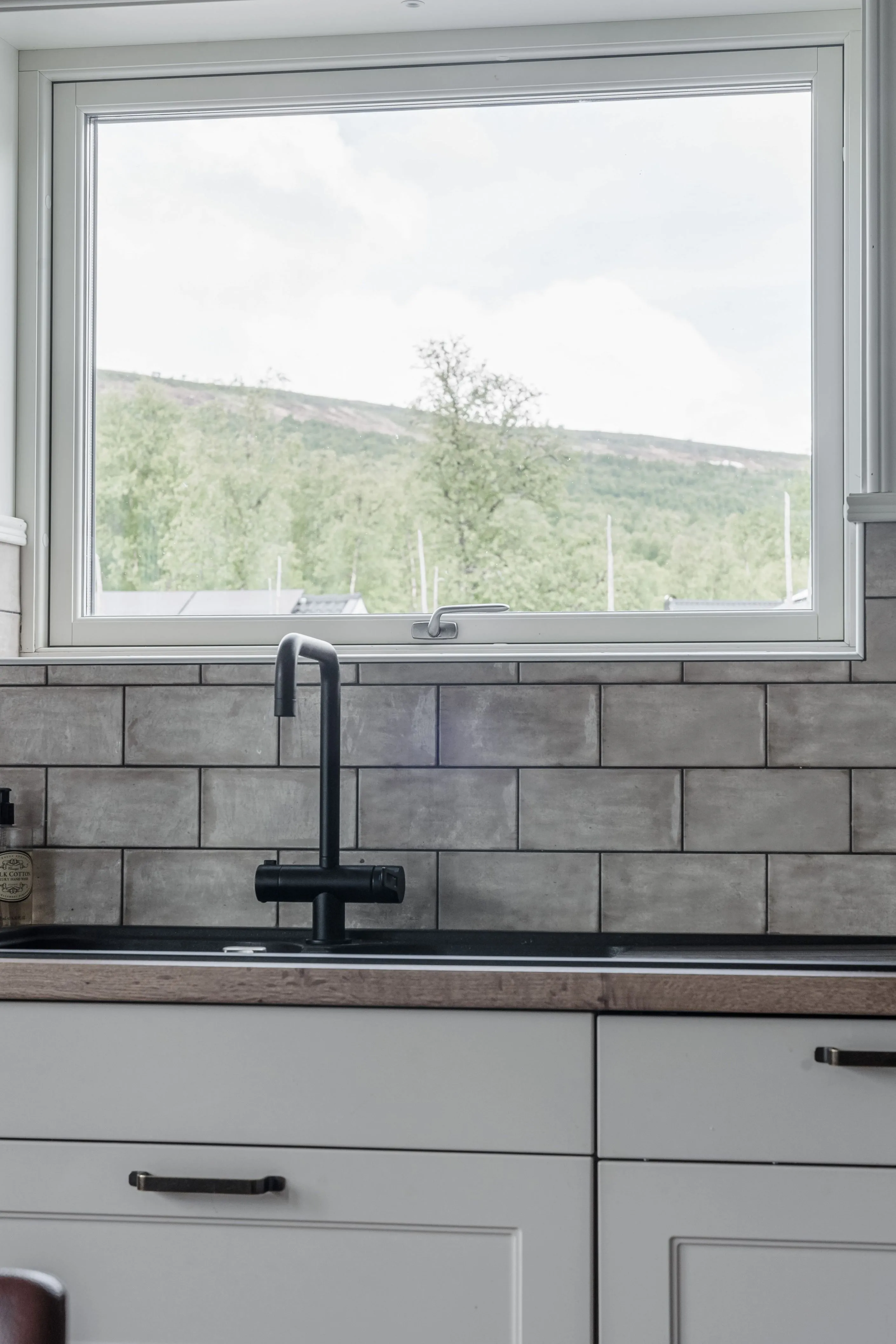 Nykyaikainen 3 makuuhuoneen huvila, jossa on laaja puutarha Bruksvallarnan maisemissa - Näytä kuva 12 / 43