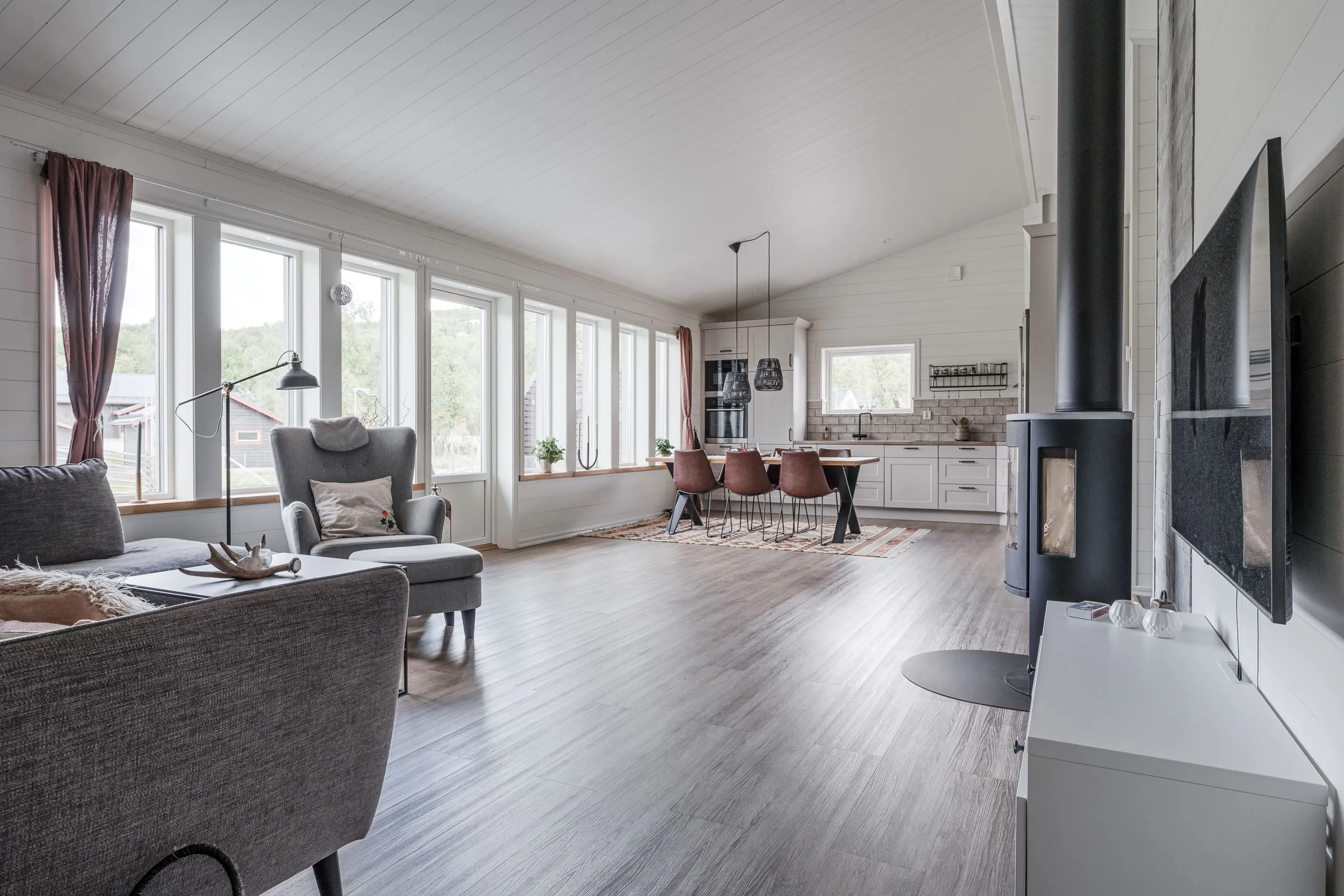 Nykyaikainen 3 makuuhuoneen huvila, jossa on laaja puutarha Bruksvallarnan maisemissa - Näytä kuva 18 / 43