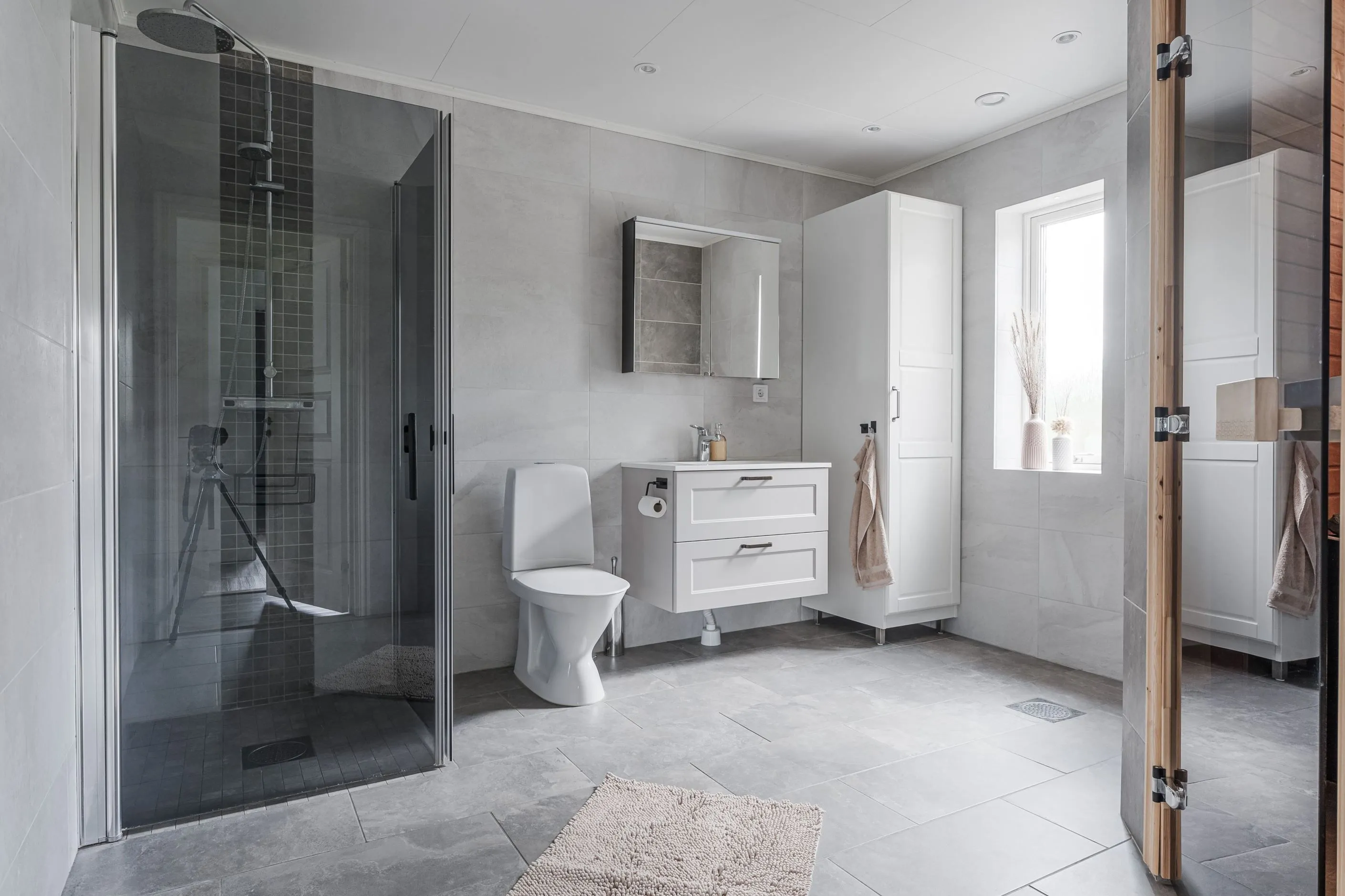 Nykyaikainen 3 makuuhuoneen huvila, jossa on laaja puutarha Bruksvallarnan maisemissa - Näytä kuva 23 / 43