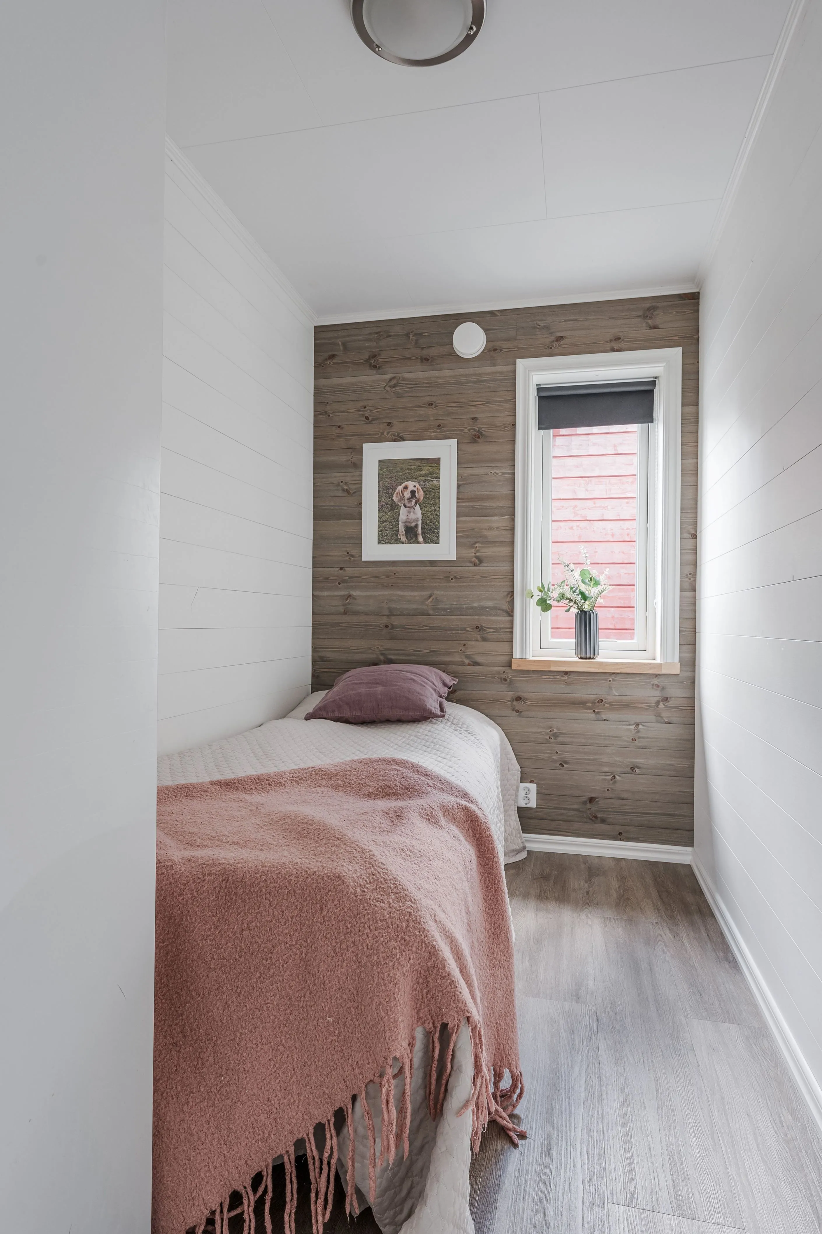 Nykyaikainen 3 makuuhuoneen huvila, jossa on laaja puutarha Bruksvallarnan maisemissa - Näytä kuva 26 / 43