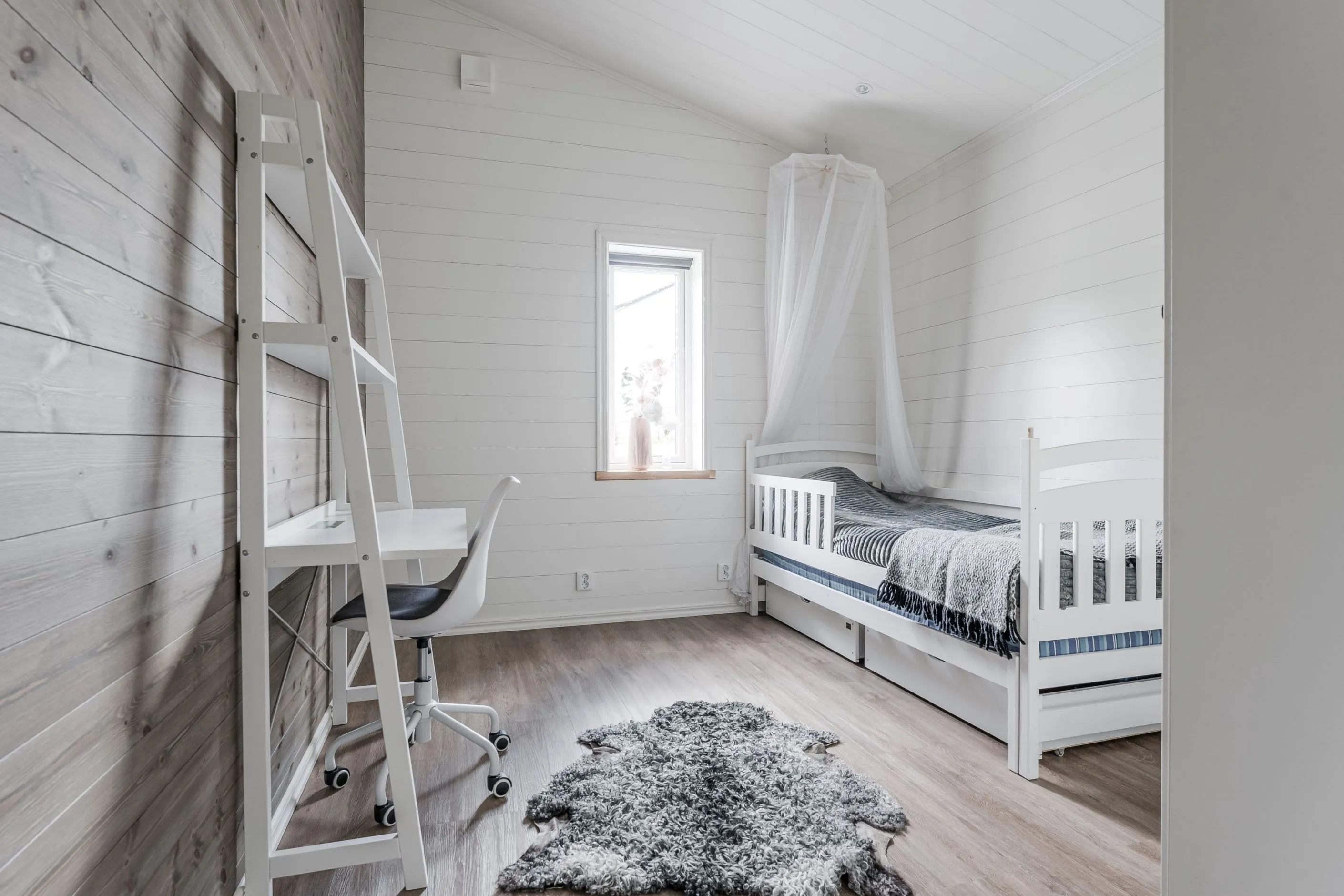 Nykyaikainen 3 makuuhuoneen huvila, jossa on laaja puutarha Bruksvallarnan maisemissa - Näytä kuva 27 / 43