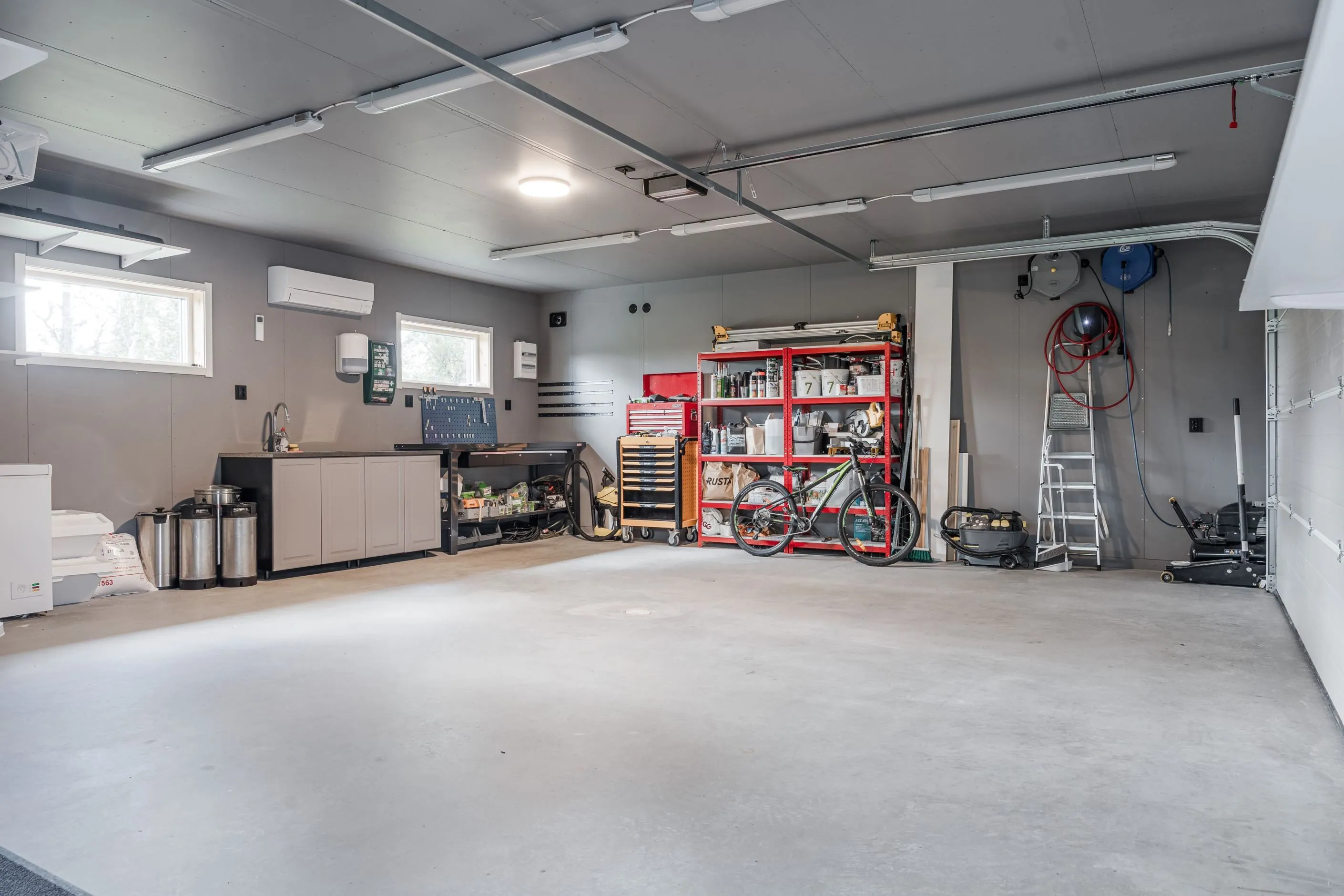 Nykyaikainen 3 makuuhuoneen huvila, jossa on laaja puutarha Bruksvallarnan maisemissa - Näytä kuva 30 / 43