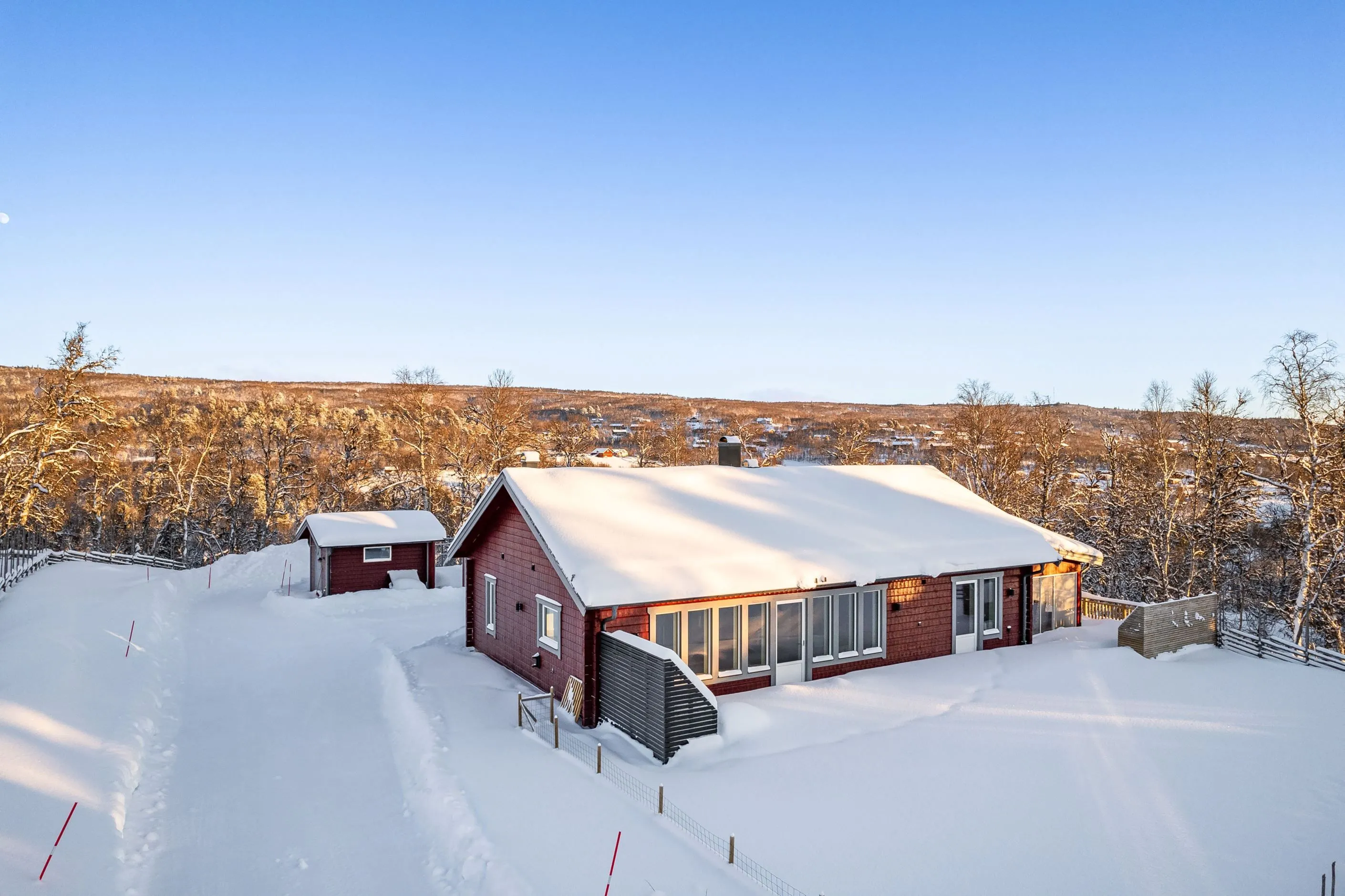 Nykyaikainen 3 makuuhuoneen huvila, jossa on laaja puutarha Bruksvallarnan maisemissa - Näytä kuva 33 / 43