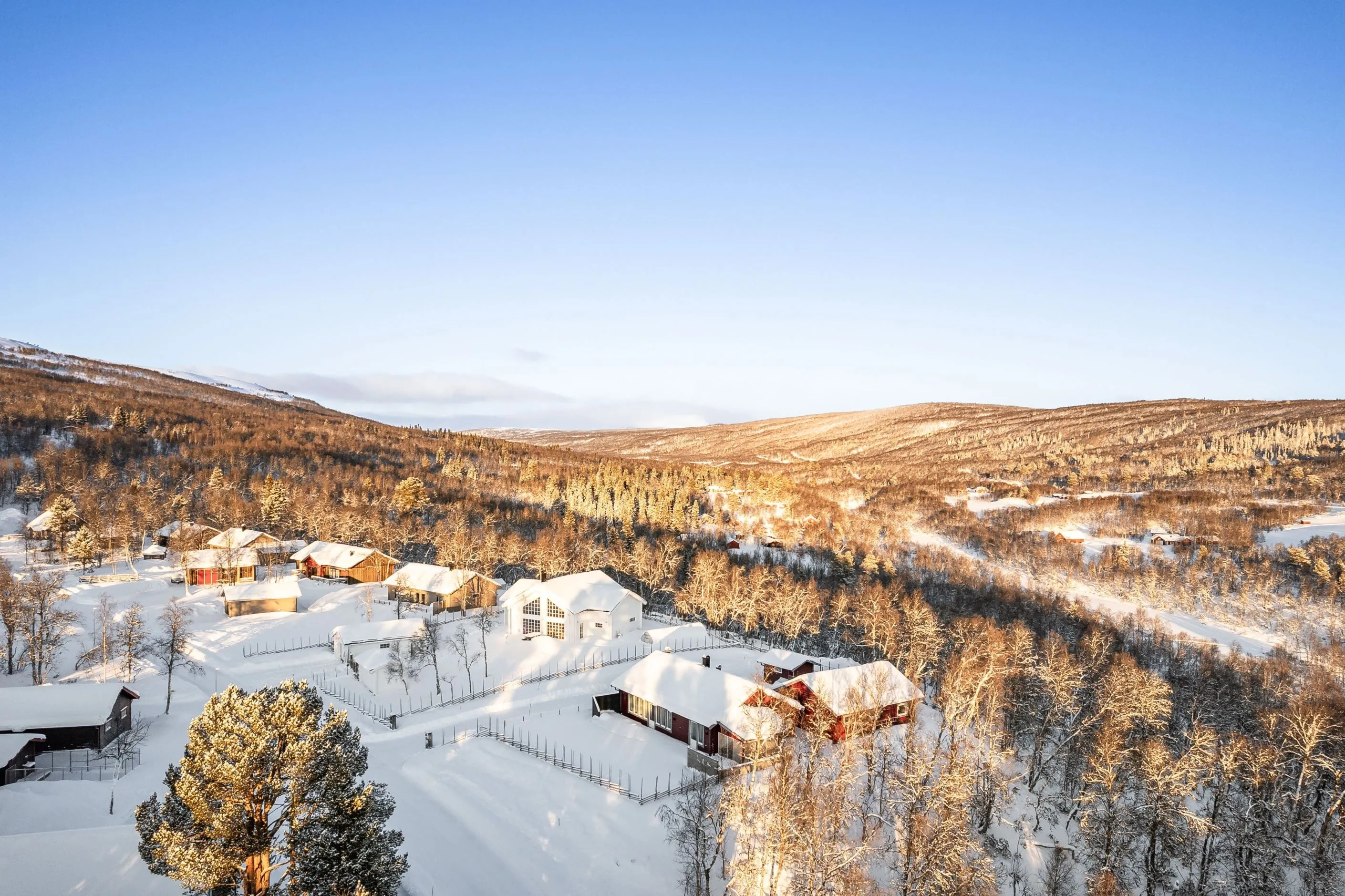 Nykyaikainen 3 makuuhuoneen huvila, jossa on laaja puutarha Bruksvallarnan maisemissa - Näytä kuva 36 / 43