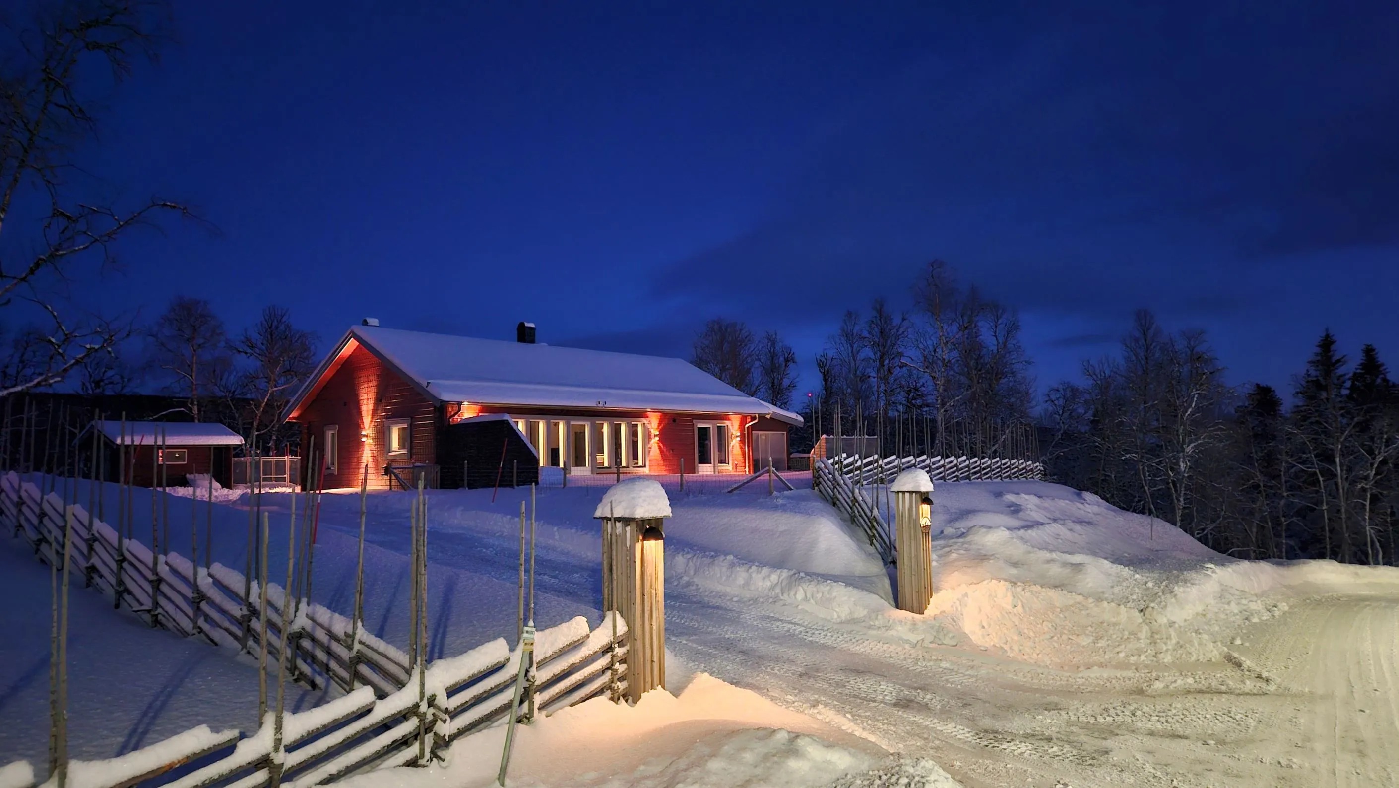 Nykyaikainen 3 makuuhuoneen huvila, jossa on laaja puutarha Bruksvallarnan maisemissa - Näytä kuva 40 / 43