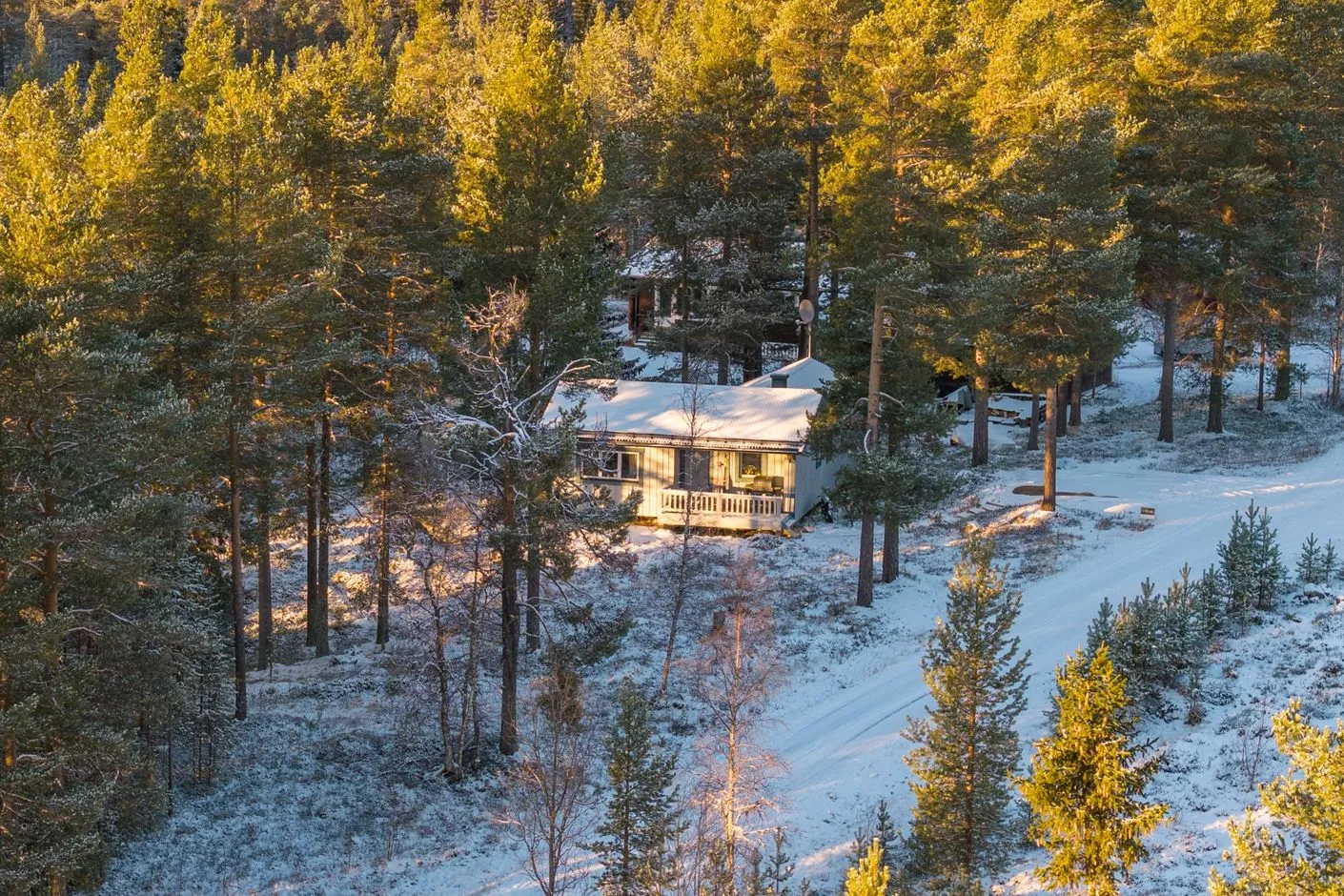 1970s Mountain Cabin with Expansive Grounds in Central Lofsdalen - Image 1