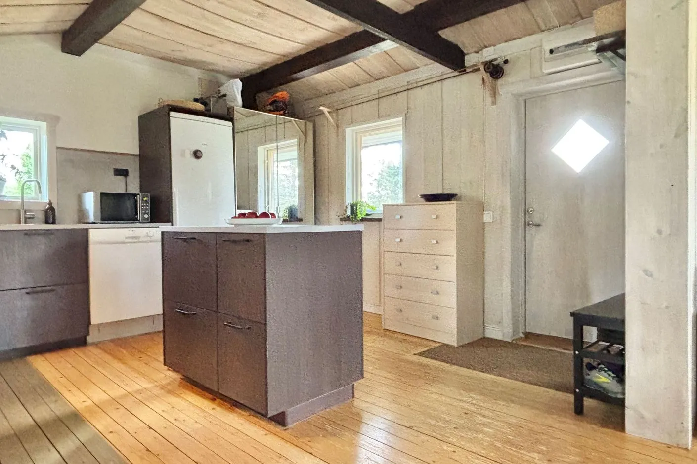 1970s Mountain Cabin with Expansive Grounds in Central Lofsdalen - Image 3