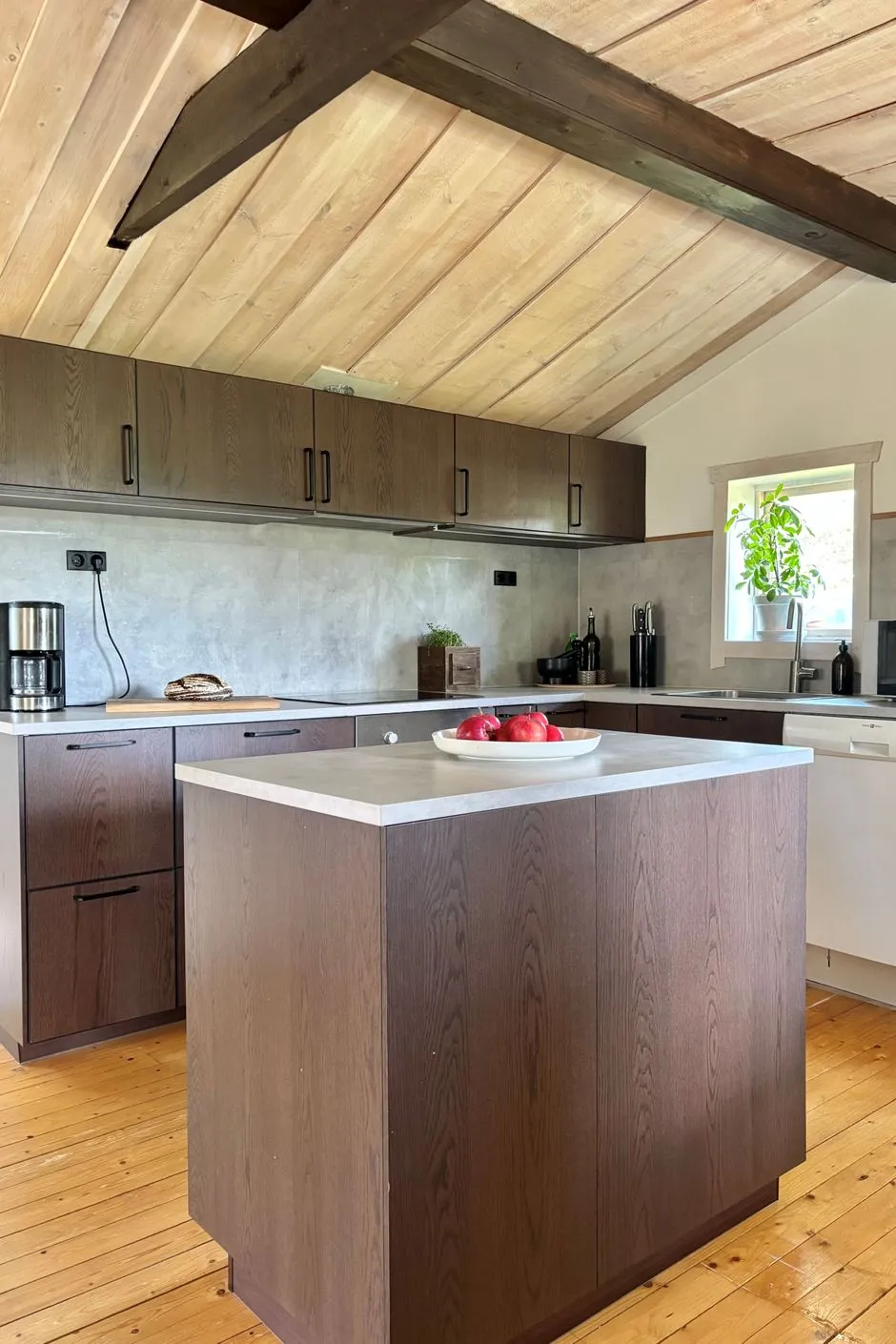 1970s Mountain Cabin with Expansive Grounds in Central Lofsdalen - Image 5