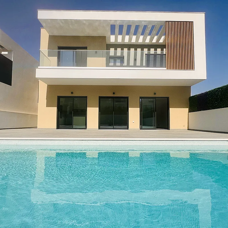 Casa contemporânea com 4 quartos, piscina e jardim na vibrante Quarteira